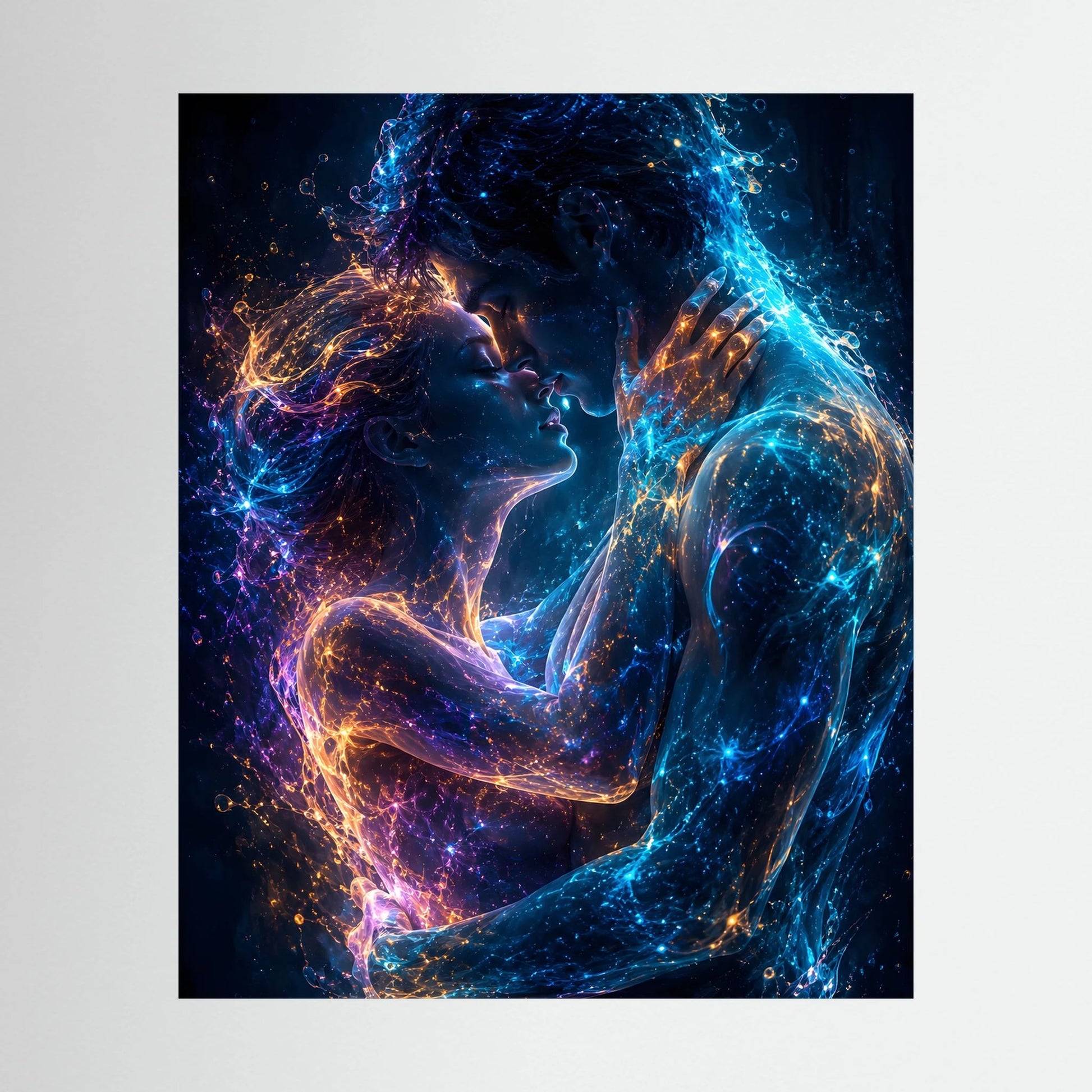 Kunstposter im Hochformat mit leuchtendem Paar in Blau, Violett und Gold