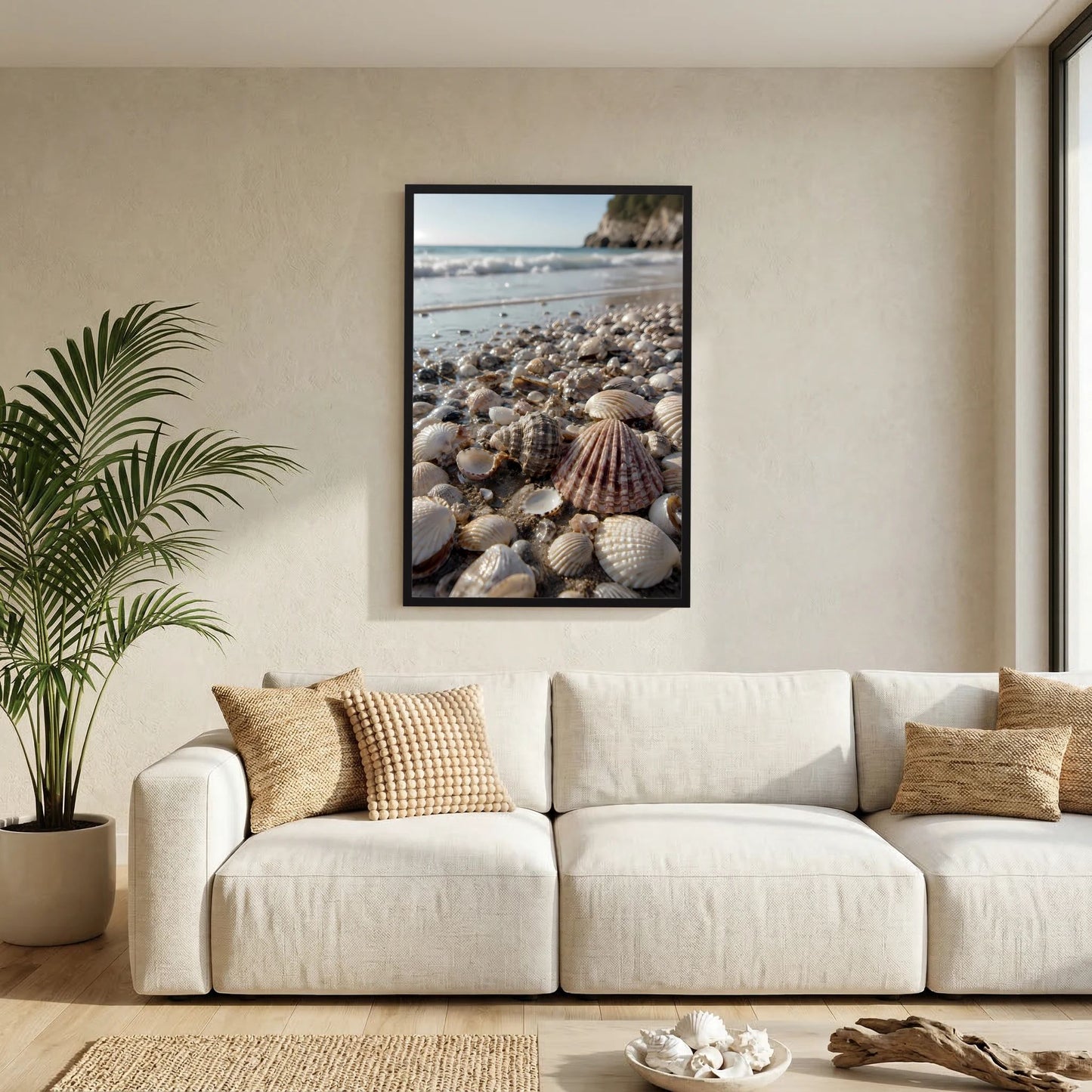 Poster im Hochformat mit Muschelstrand, schwarz gerahmt