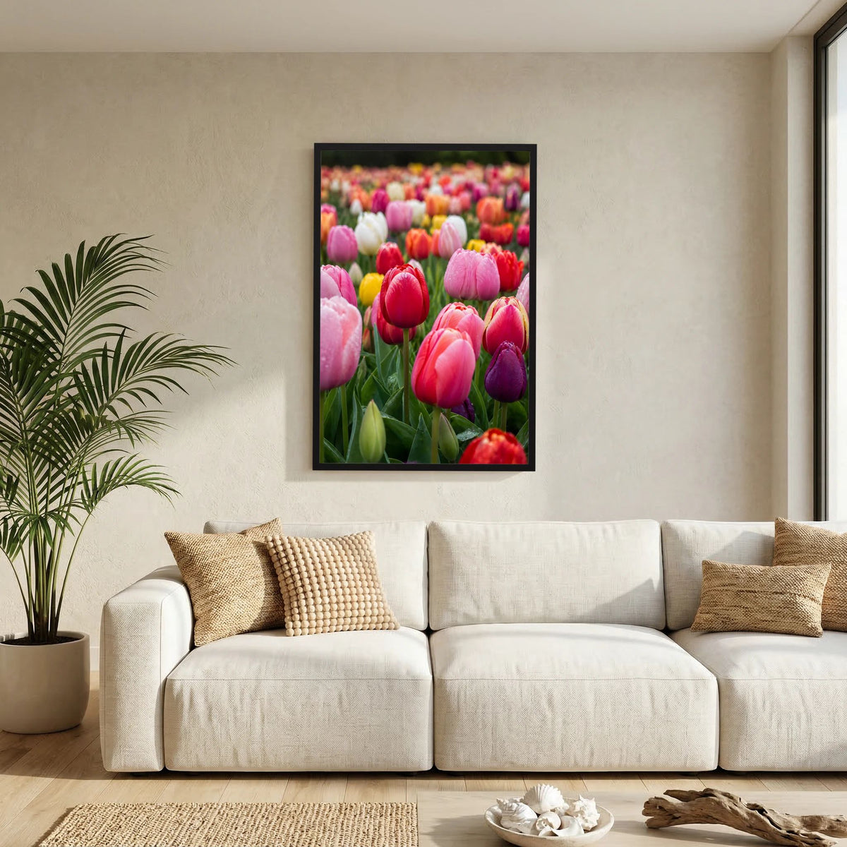 Hochformatiges Tulpenposter mit bunten Blüten im schwarzen Rahmen.
