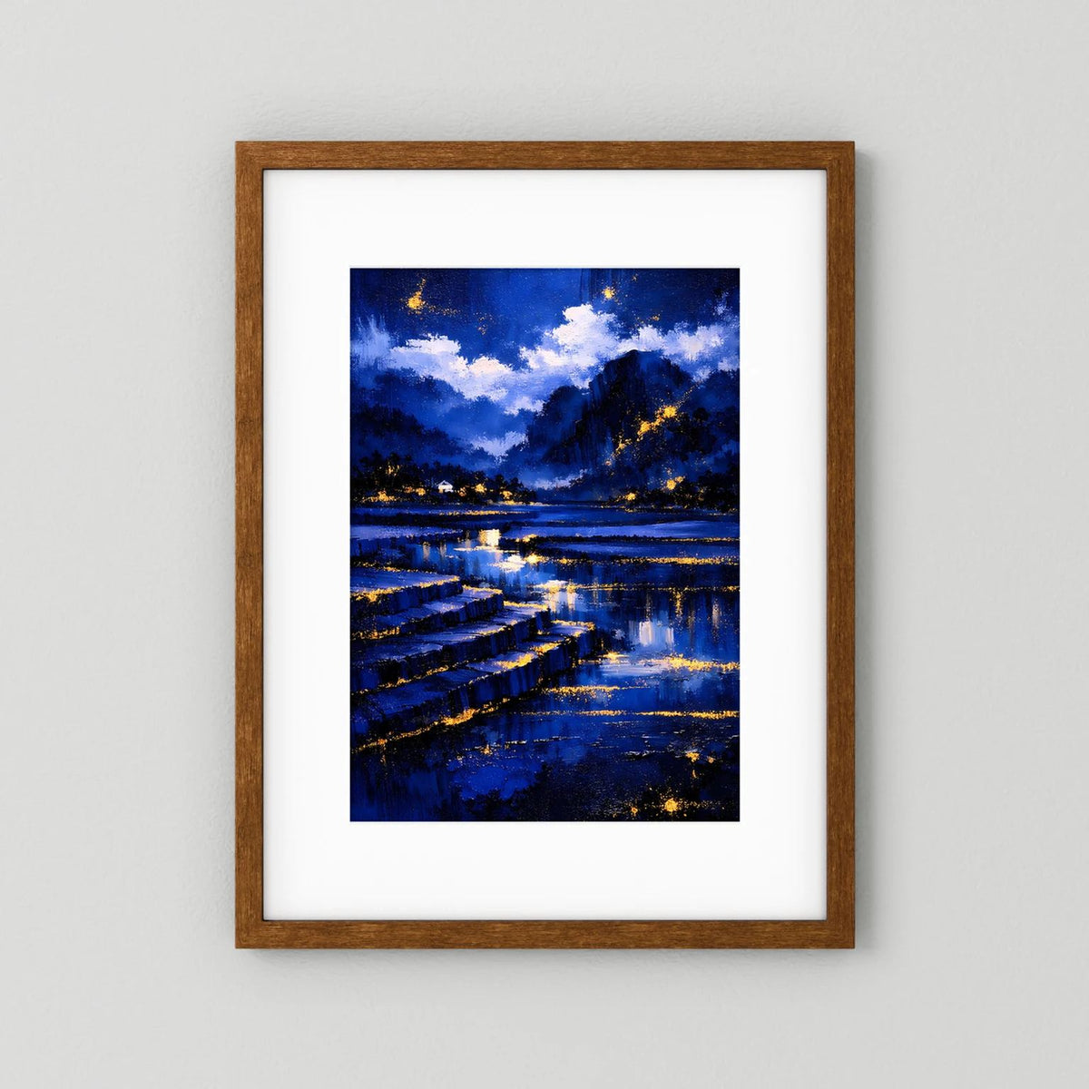 Wandposter Nachtlandschaft in Blau mit goldenen Lichtern, dunkler Holzrahmen und weißer Rand