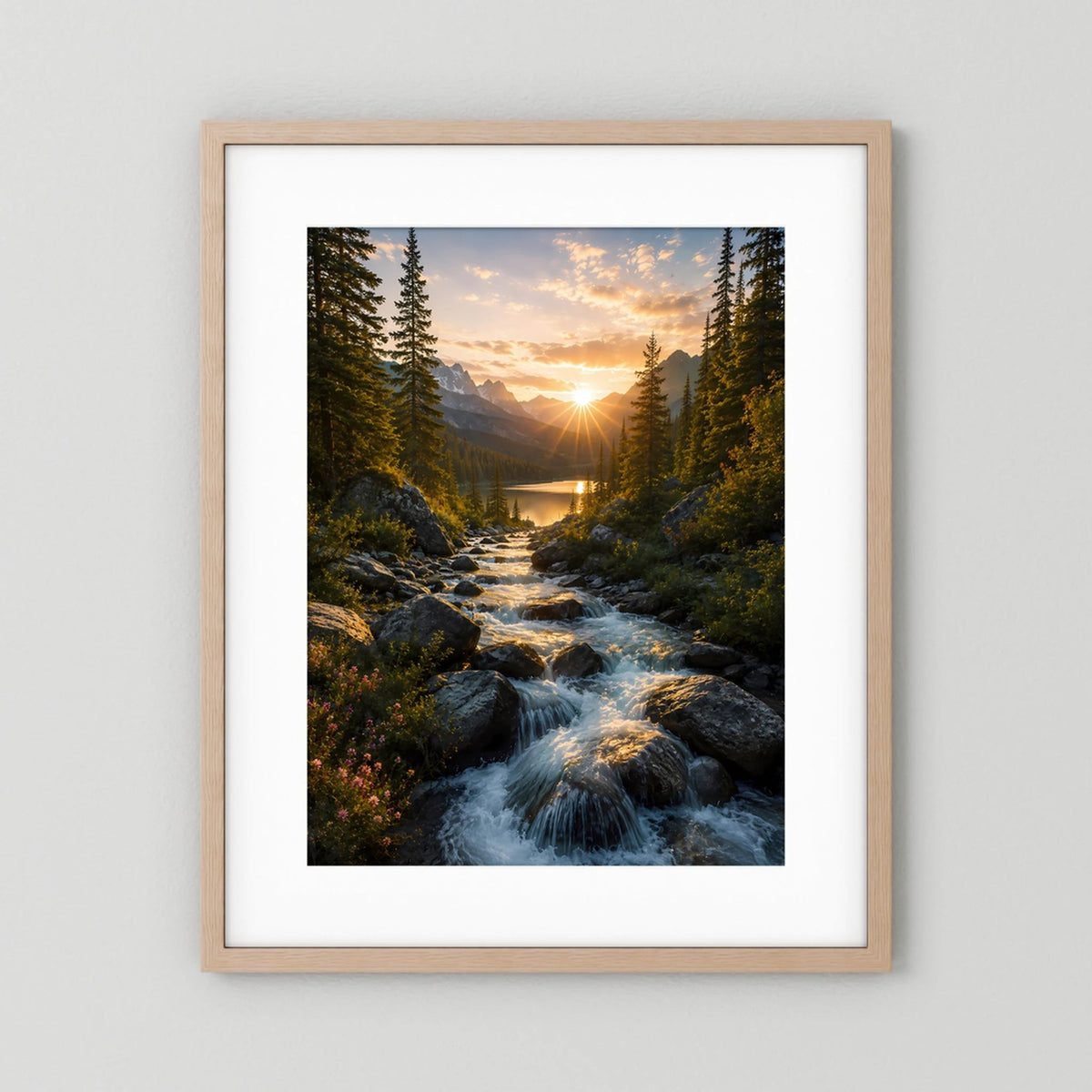 Hochformat-Poster im hellen Holzrahmen mit weißem Rand: Bach durch Tannenwald bei Sonnenaufgang.