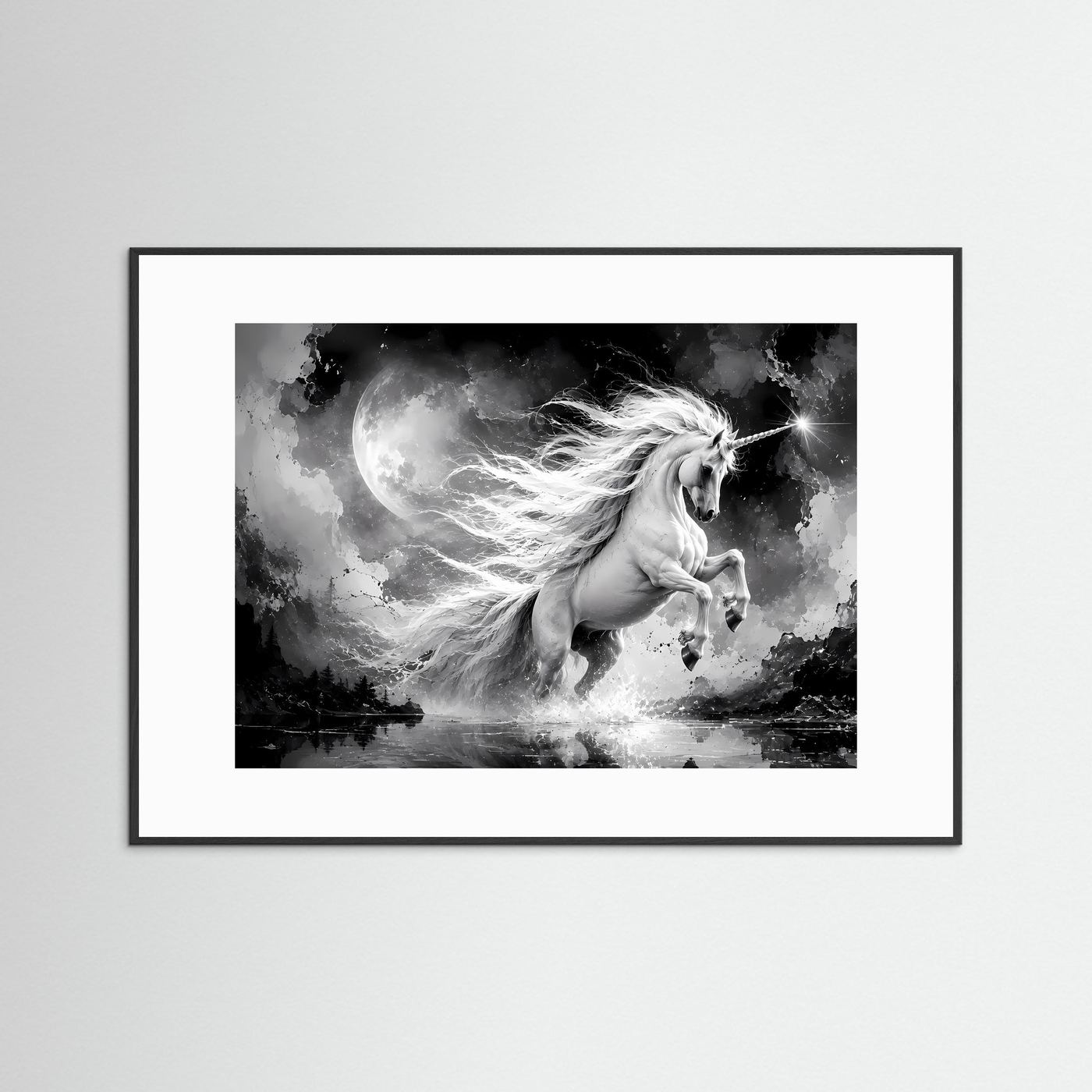 Wandkunst Einhorn im Mondlicht mit schwarzem Rahmen und weißem Passepartout, schwarzweiße Fantasy-Szene
