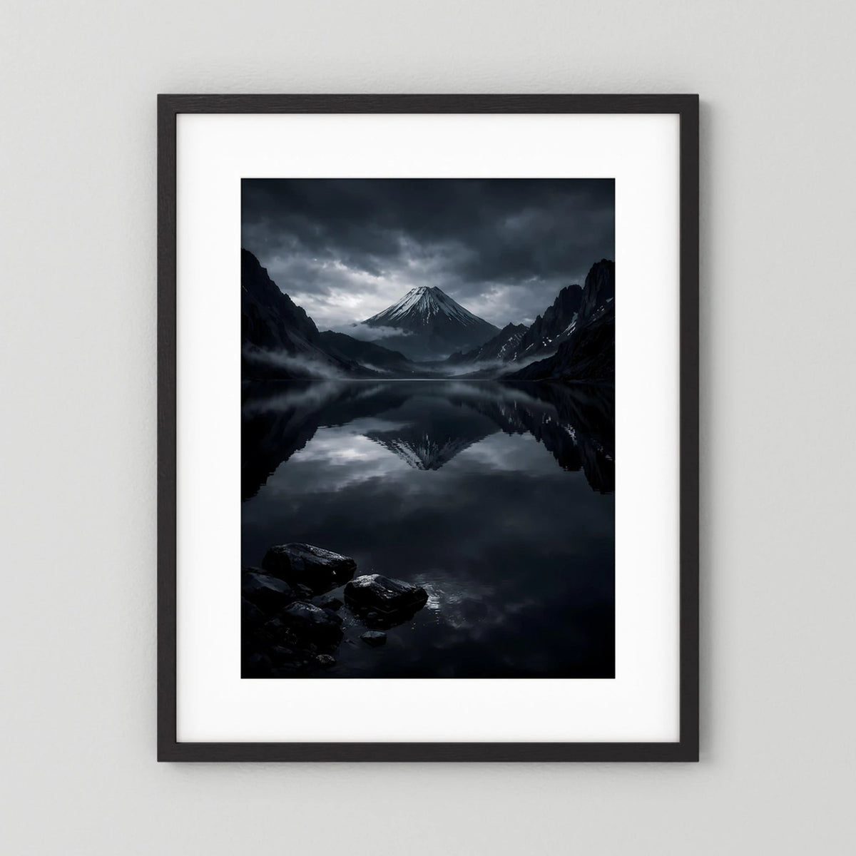 Wandbild mit Bergsee und Vulkankegel, spiegelnde Berge, schwarzer Rahmen
