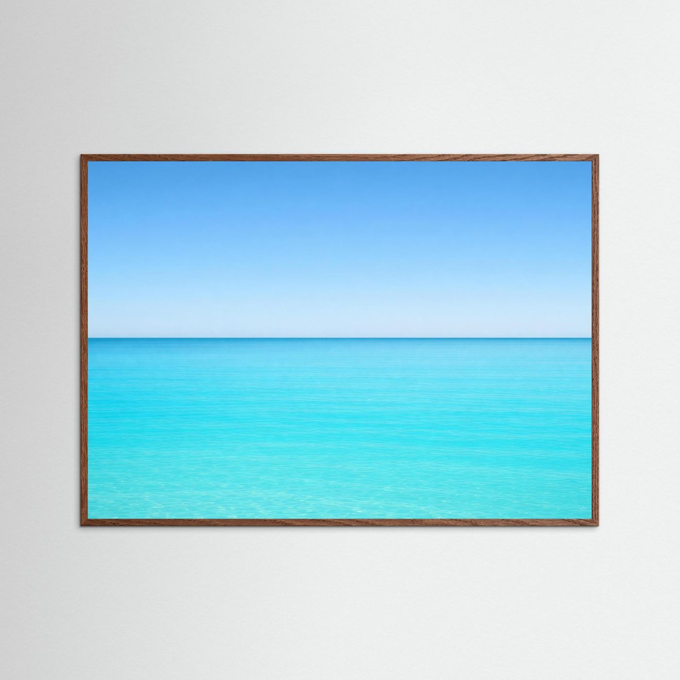Meer-Poster im Querformat mit dunklem Eichenholzrahmen, Himmel und Ozean in Blau