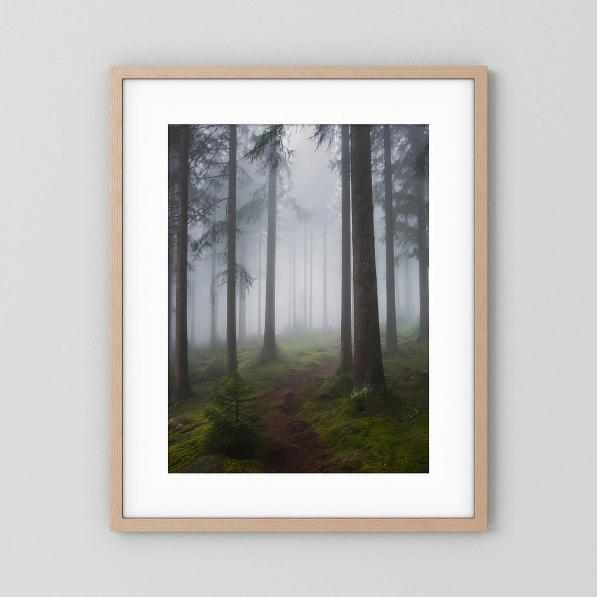 Gerahmtes Hochformat-Poster Nebelwald mit Waldweg, hellbrauner Holzrahmen