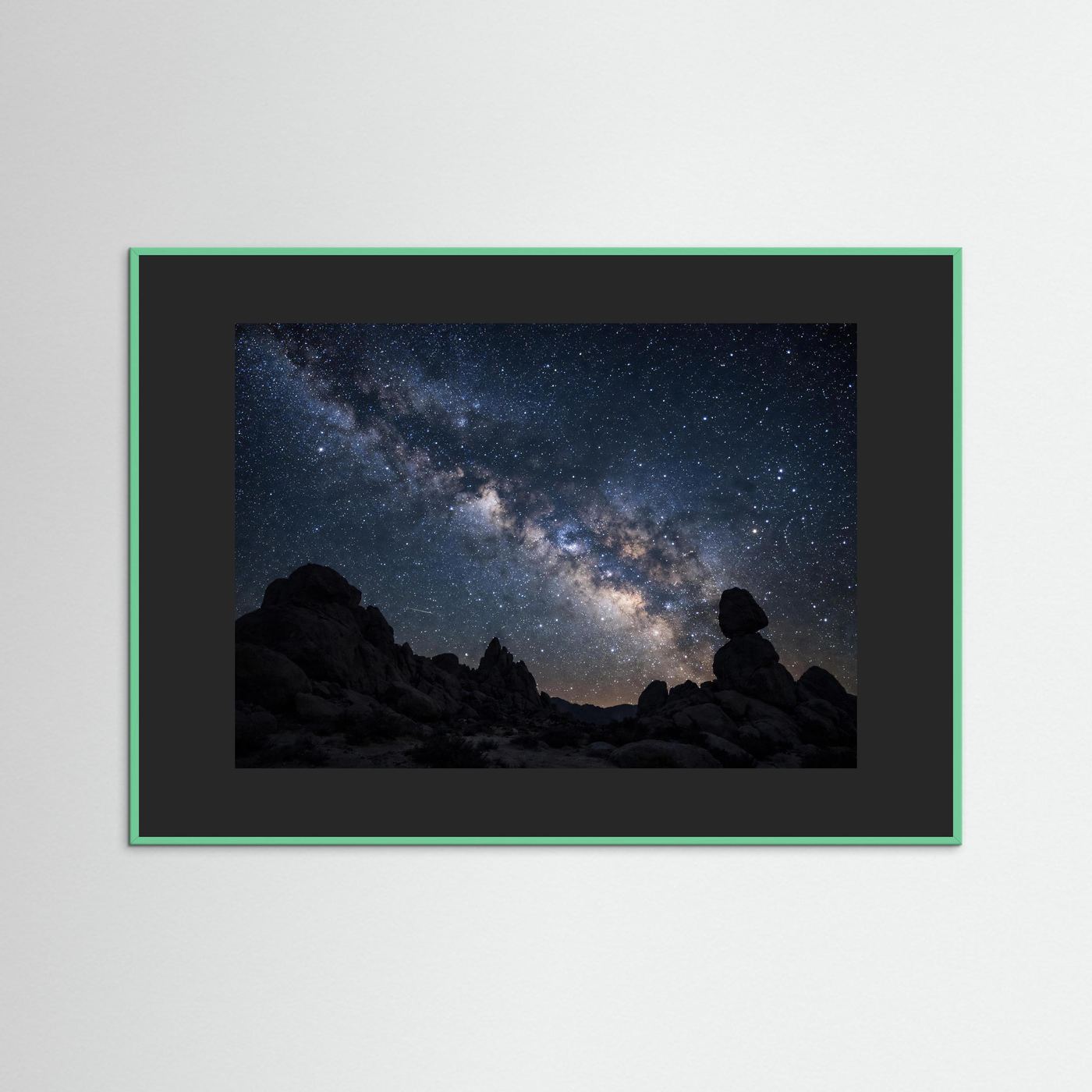 Wandbild mit grünem Holzrahmen und schwarzem Passepartout, Sternenhimmel über Felsen