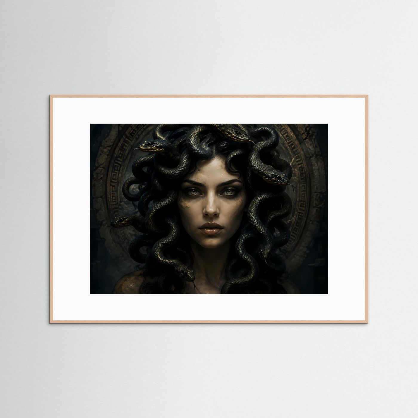 Querformat-Poster mit Medusa-Porträt: Frau mit schwarzer Lockenmähne und goldenen Akzenten, im hellen Holzrahmen