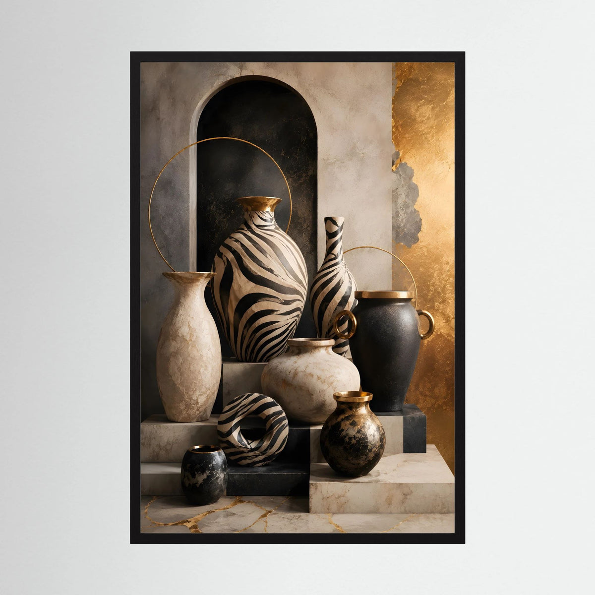 Poster im Hochformat: Zebra-Keramik-Stillleben in Schwarz und Gold, schwarzer Rahmen