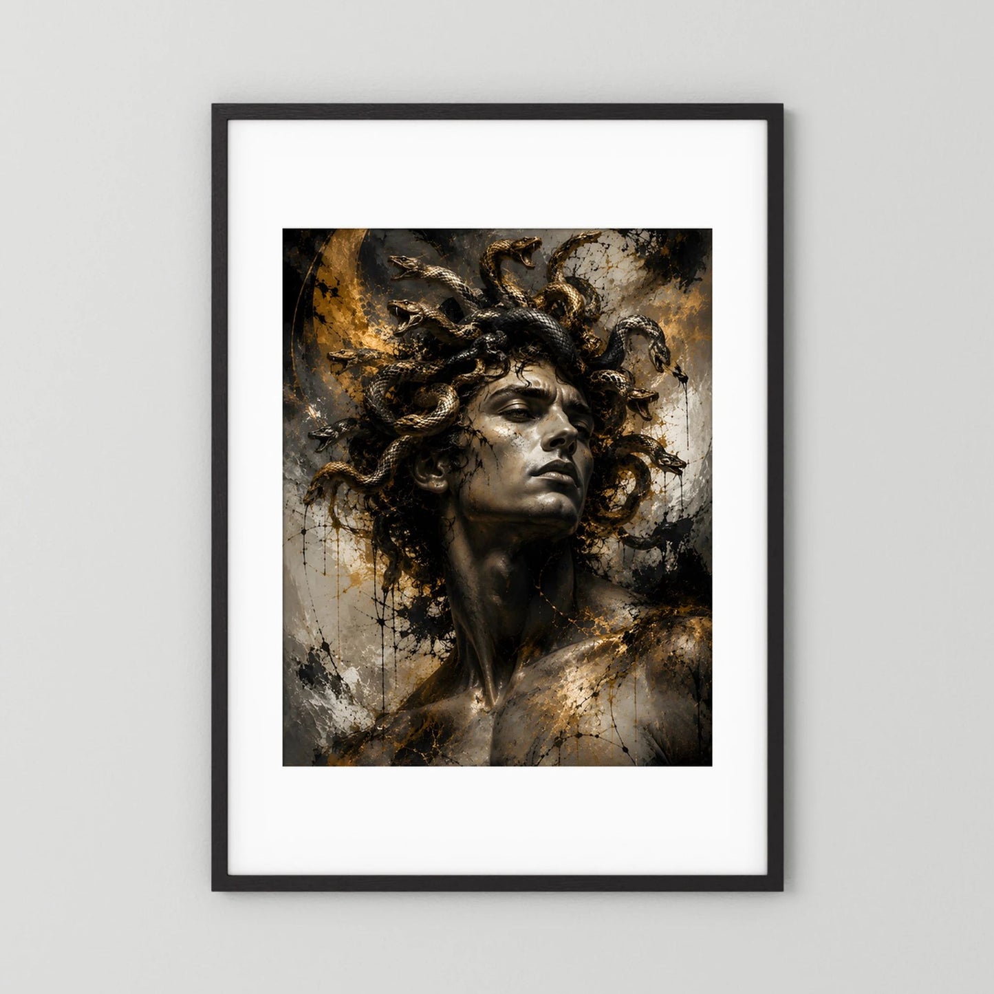 Kunstposter Hochformat im schwarzen Rahmen, Porträt mit dunklem Lockenhaar und goldenen Details