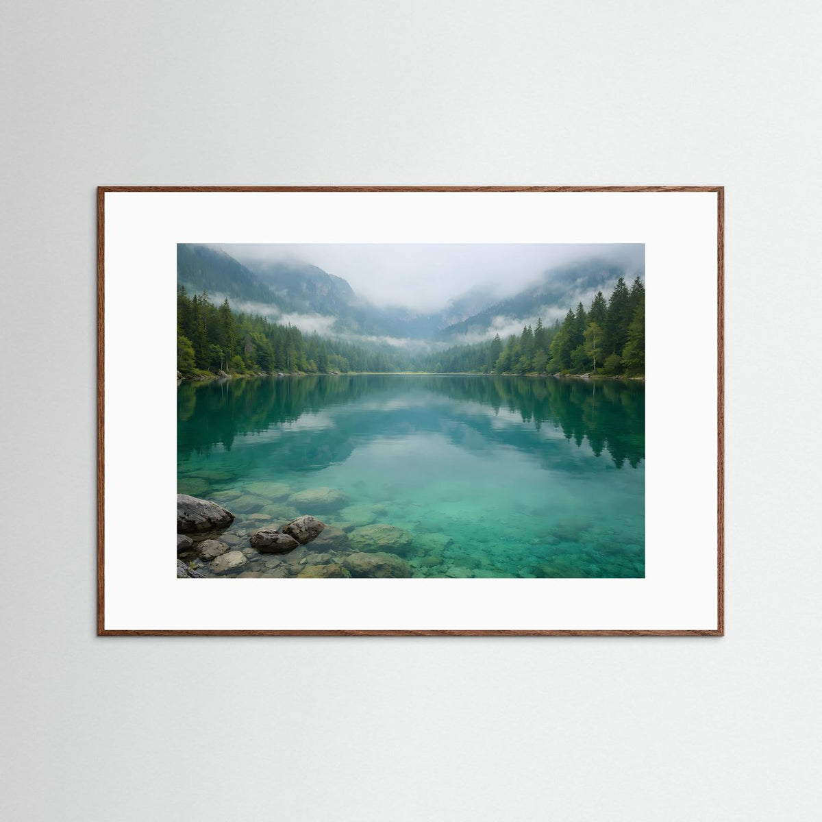 Gerahmtes Landschaftsbild mit türkisblauem Bergsee, Spiegelung und Nebel, mit dunklem Holzrahmen