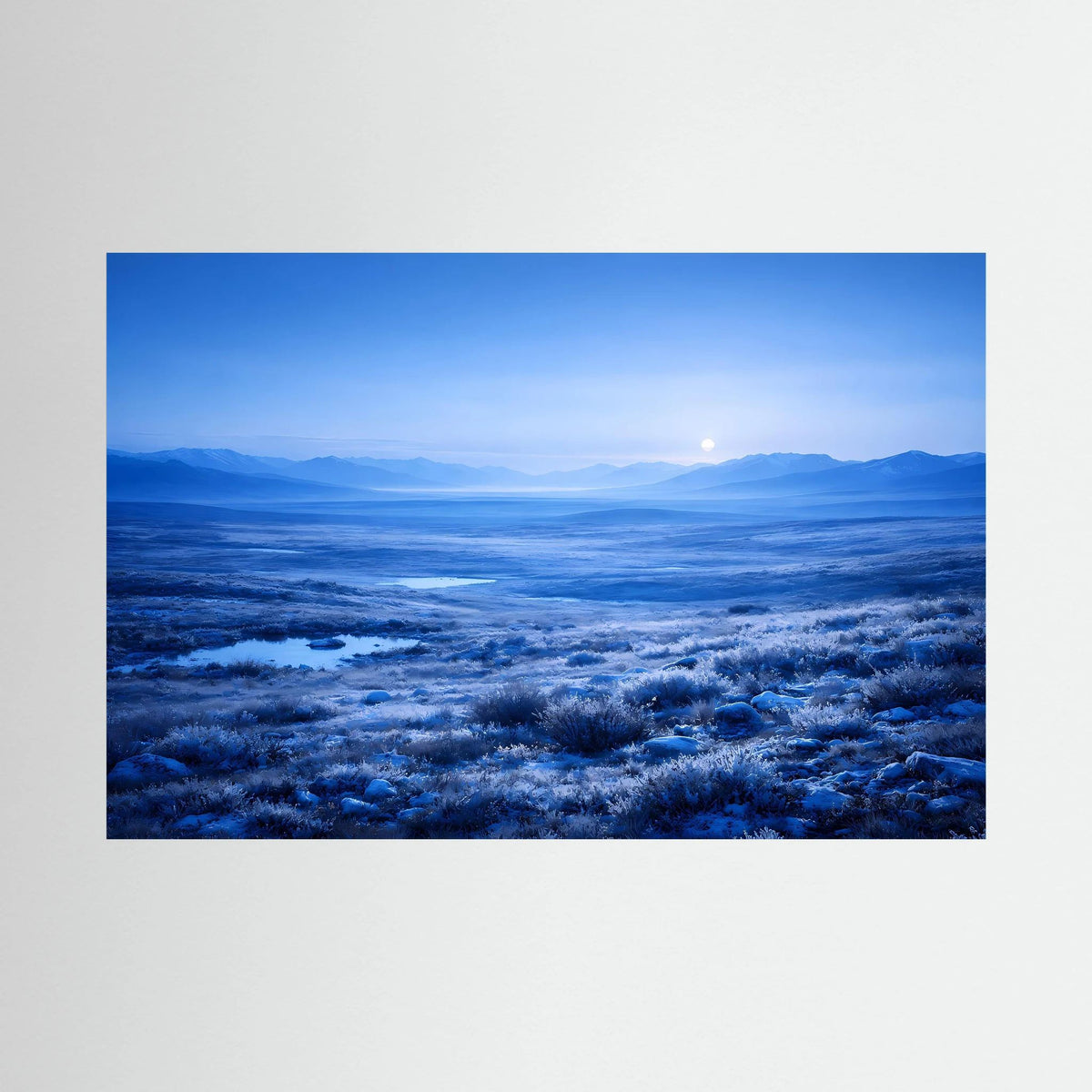 Poster mit arktischer Tundra im Mondschein, blaues Tal und ferne Berge im Querformat