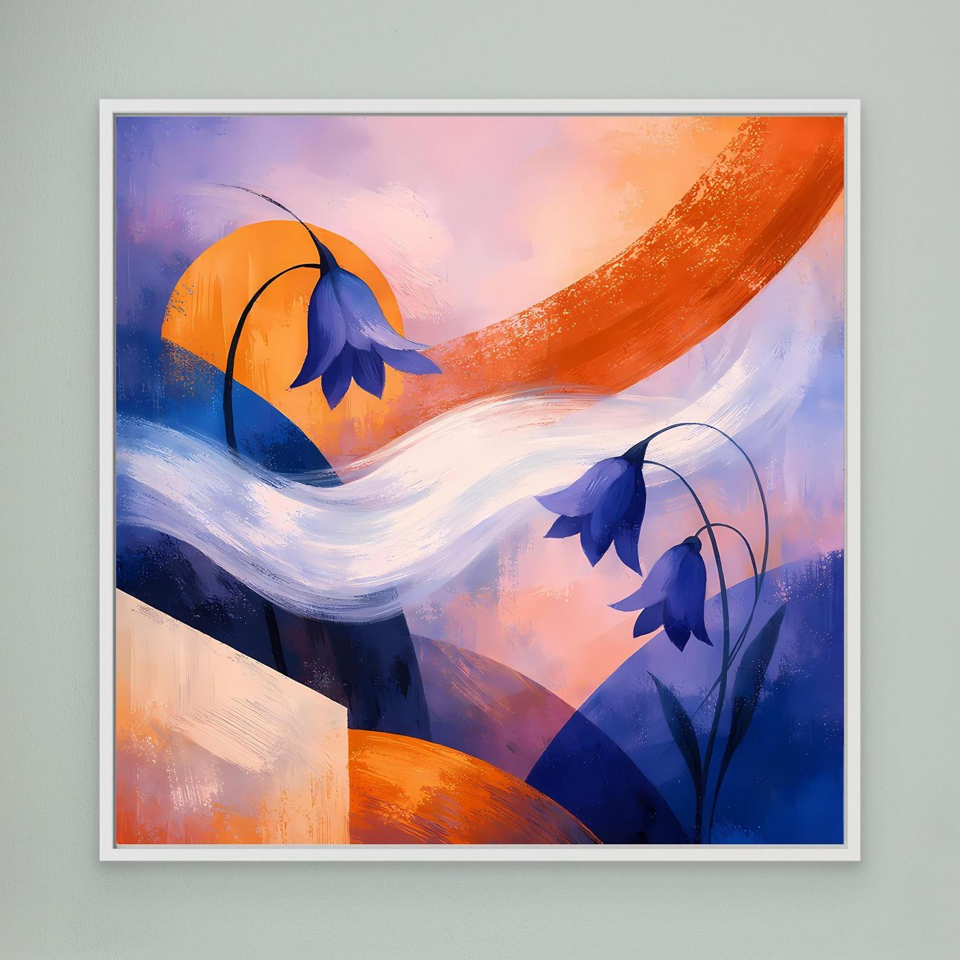 Abstraktes Leinwandbild mit blauen Glockenblumen und orangefarbenem Bogen, weiß gerahmt