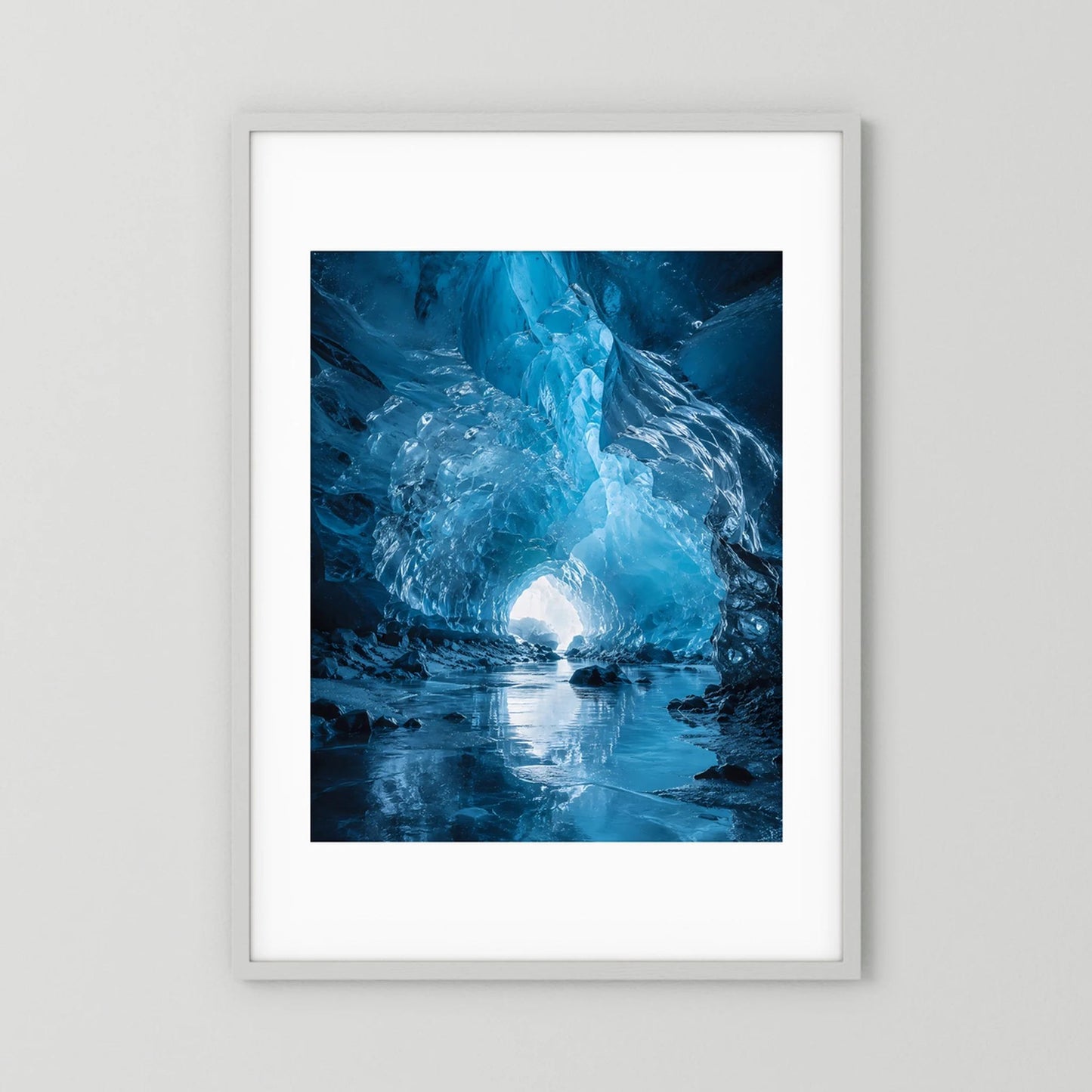 Poster im weißen Rahmen mit leuchtender Eishöhle in Blau und reflektierendem Eis