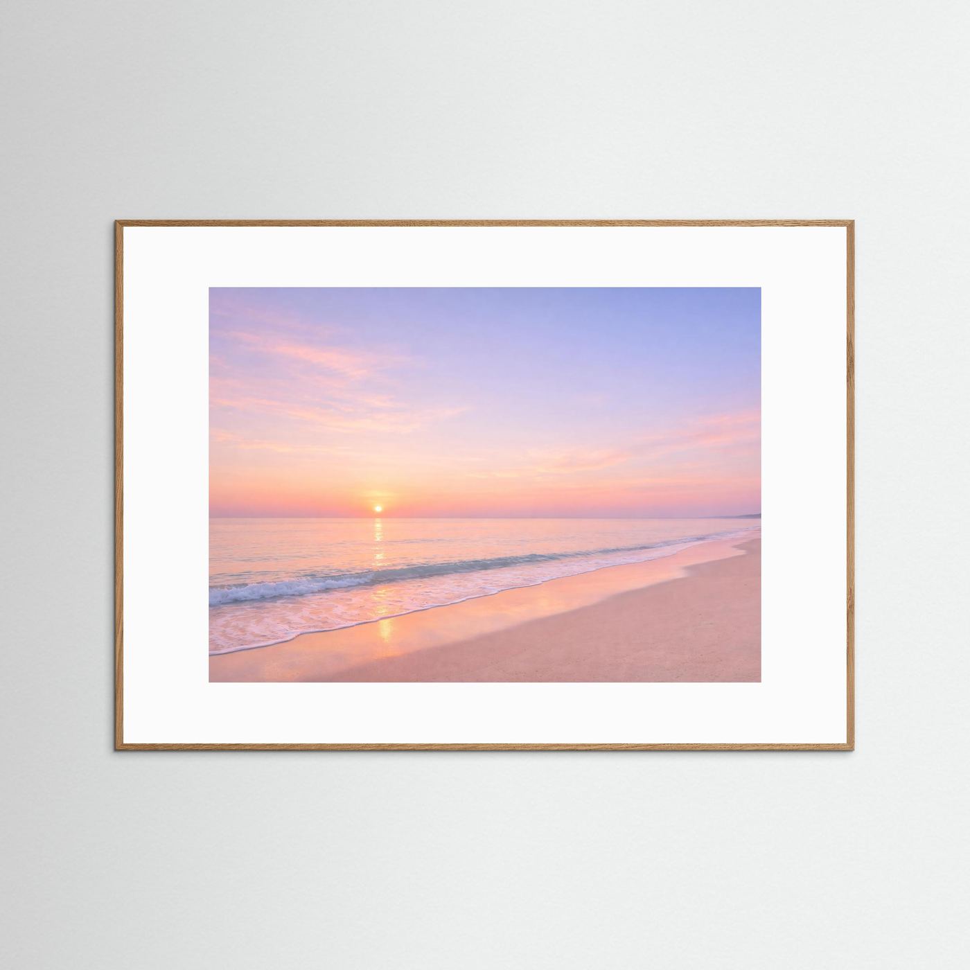 Gerahmtes Landschaftsposter mit Meer, Strand und Sonnenaufgang im hellen Holzrahmen