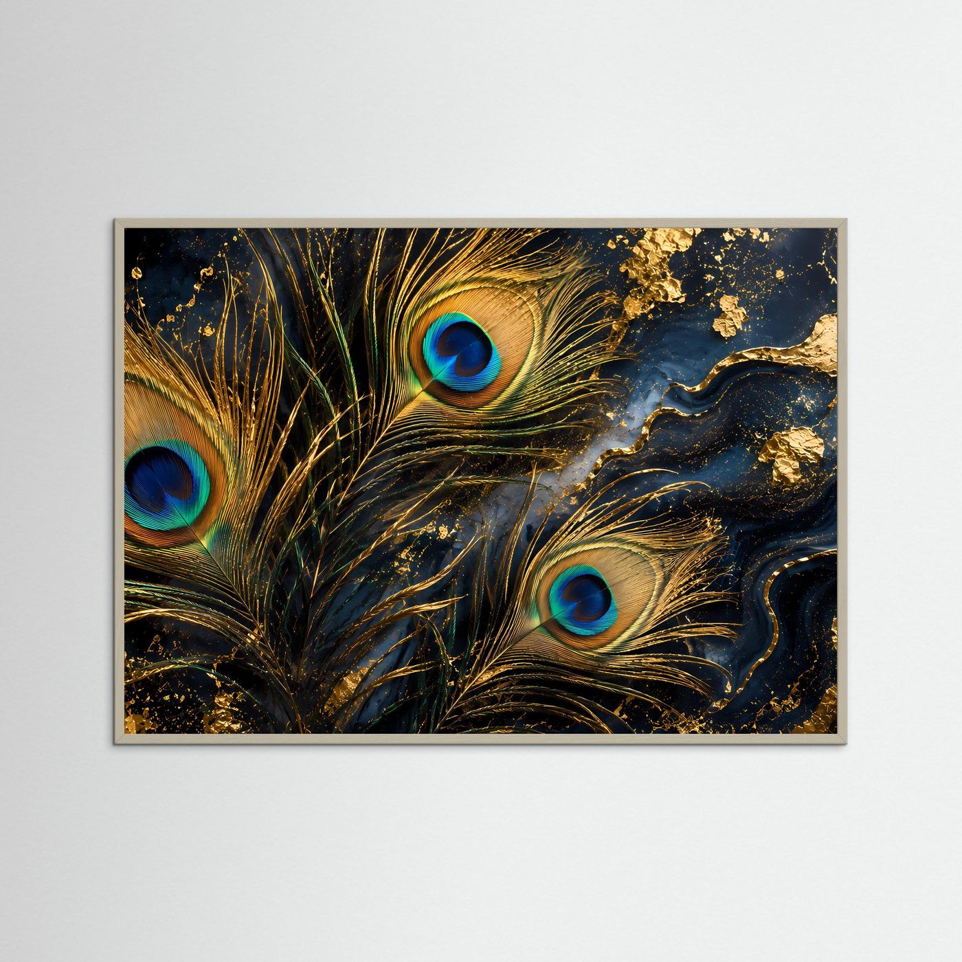 Wandbild mit Pfauenfeder-Motiv, goldene Sprenkel und blaue Augen, im grauen Rahmen