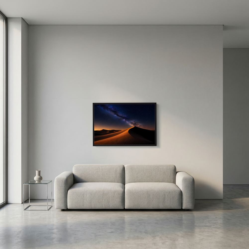 Kleines gerahmtes Poster im Querformat mit Sanddünen bei Nacht und Milchstraße, schwarzer Rahmen