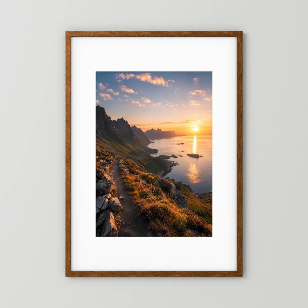Hochformat-Poster Sonnenuntergang an der Bergküste, brauner Holzrahmen, weißes Passepartout