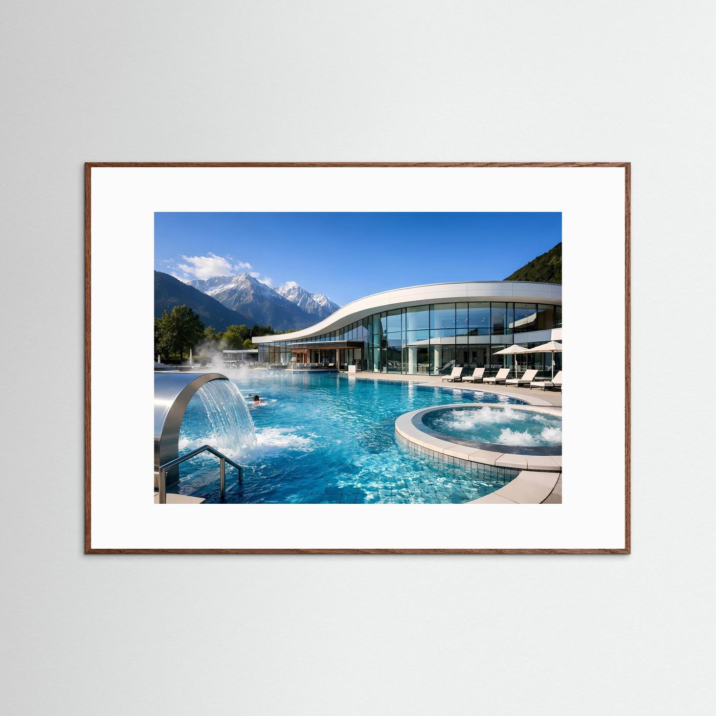 Poster im Querformat mit Pool und Poolterrasse, Glasfassade und Bergkulisse