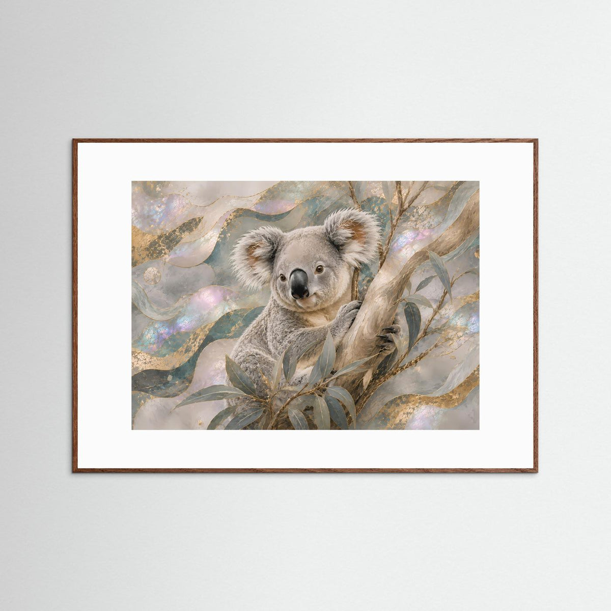 Gerahmtes Querformat-Poster mit grauem Koala auf Zweigen, Aquarell-Look, brauner Holzrahmen