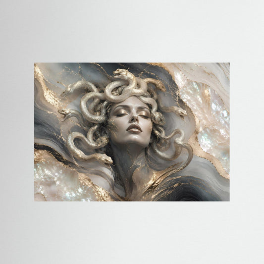 Querformat-Poster mit Medusa-Frauenfigur, silbernen Schlangen und Goldakzenten