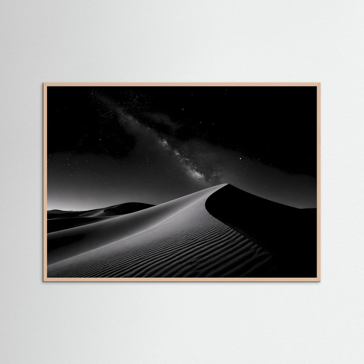 Poster mit Wüstenlandschaft im Schwarz-Weiß-Nachtstil, orangebrauner Bilderrahmen