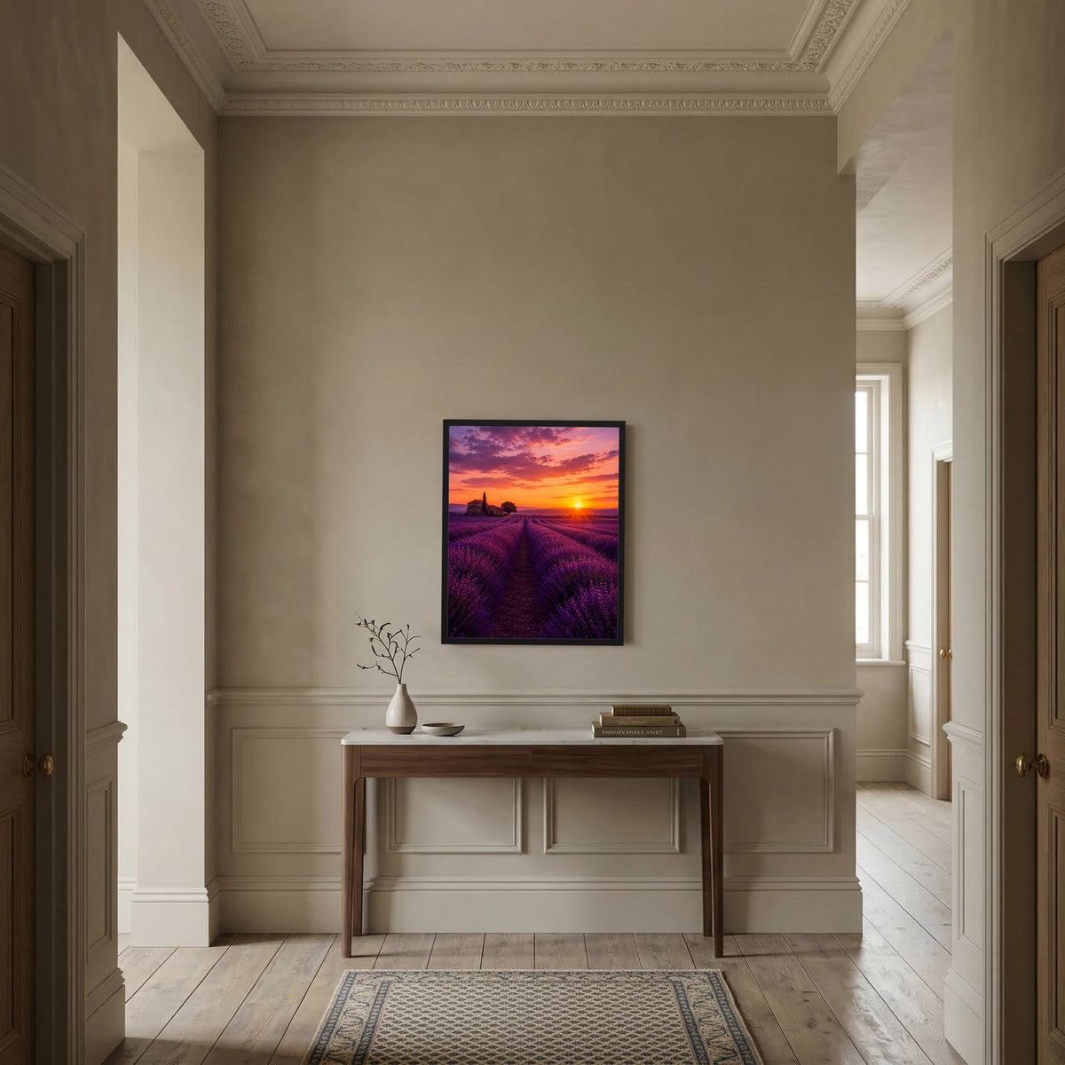 Kleines gerahmtes Landschaftsposter mit violettem Lavendelfeld und orangefarbenem Abendhimmel