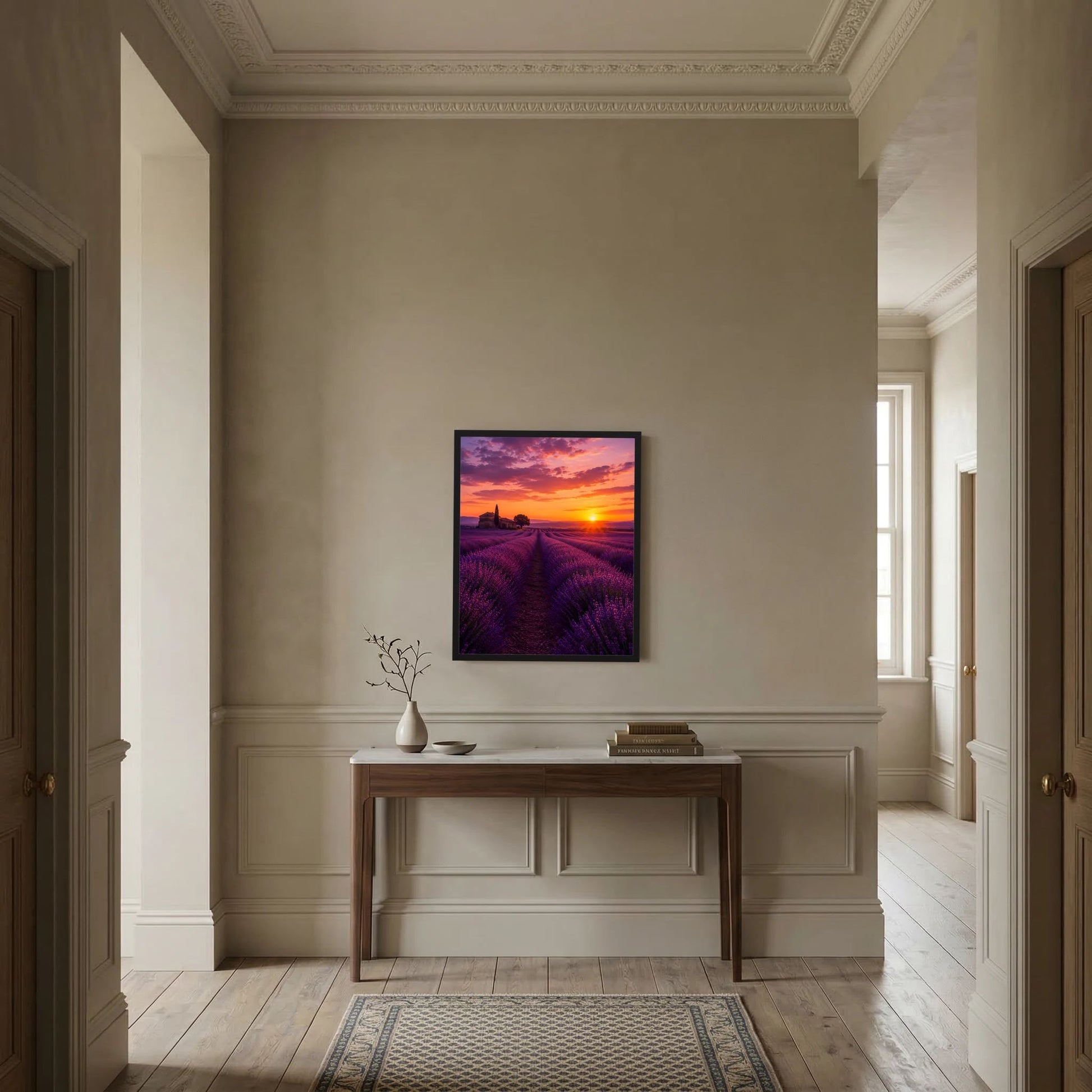 Kleines gerahmtes Landschaftsposter mit violettem Lavendelfeld und orangefarbenem Abendhimmel