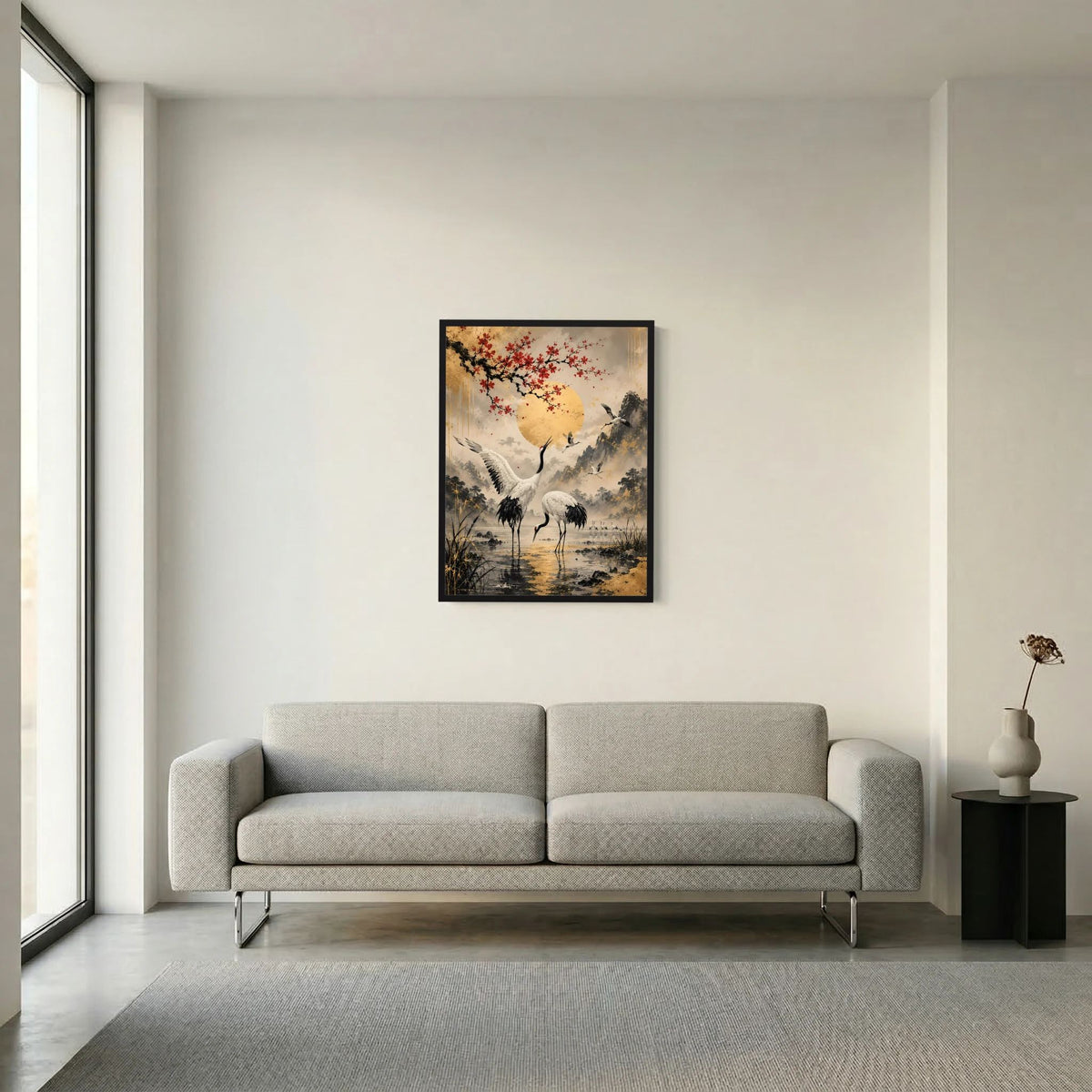 Gerahmtes Poster mit Kranichen vor goldener Sonne, roten Blüten und weicher Bergkulisse