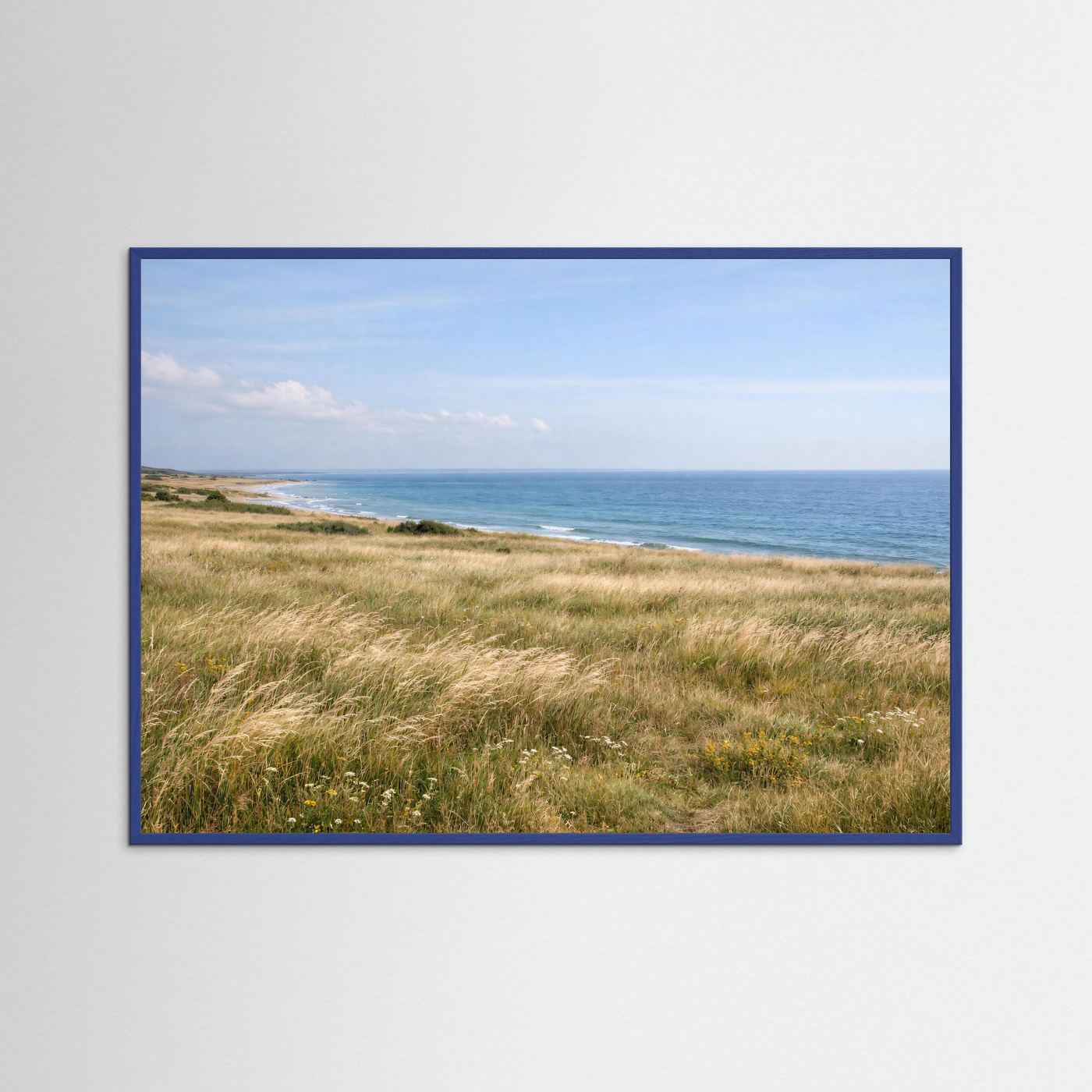 Naturposter im Querformat mit Ostseestrand und Küstendüne im blauen Holzrahmen