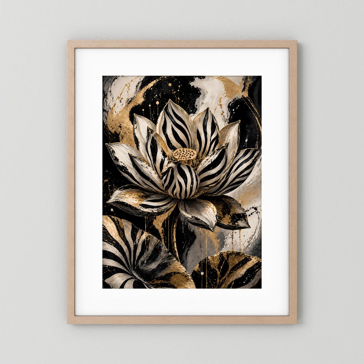 Abstraktes Lotusposter im hellen Holzrahmen mit weißem Passepartout, schwarze Zebra-Blüten