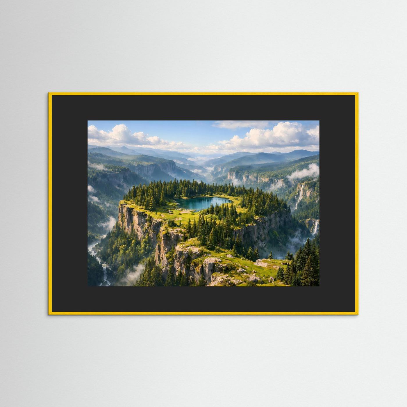 Wandbild mit Landschaftsmotiv: Bergsee auf Felsplateau, schwarzer Rahmen mit gelbem Rand