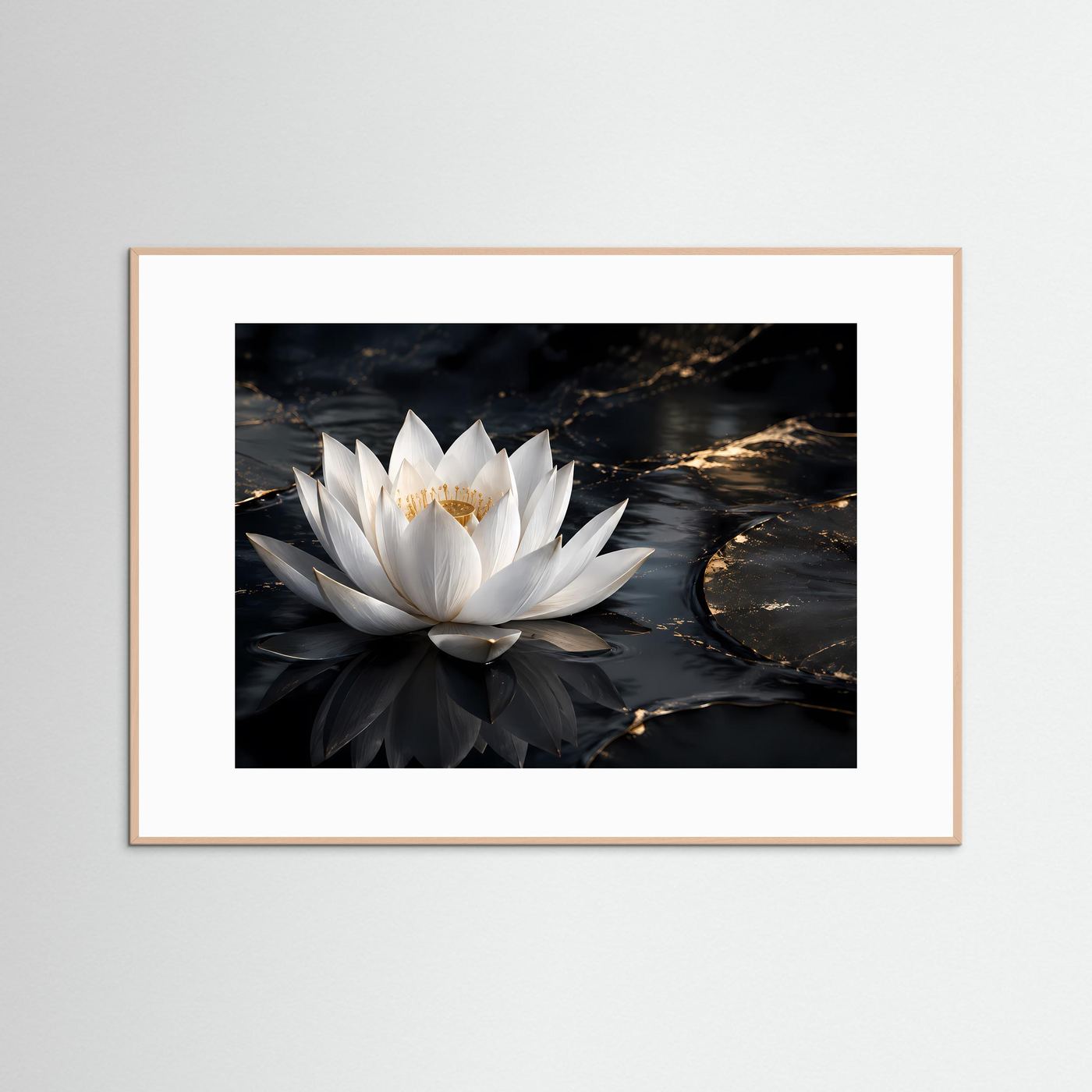 Wandposter: weiße Lotusblüte mit goldener Mitte, dunkles Wasser, hellbrauner Holzrahmen