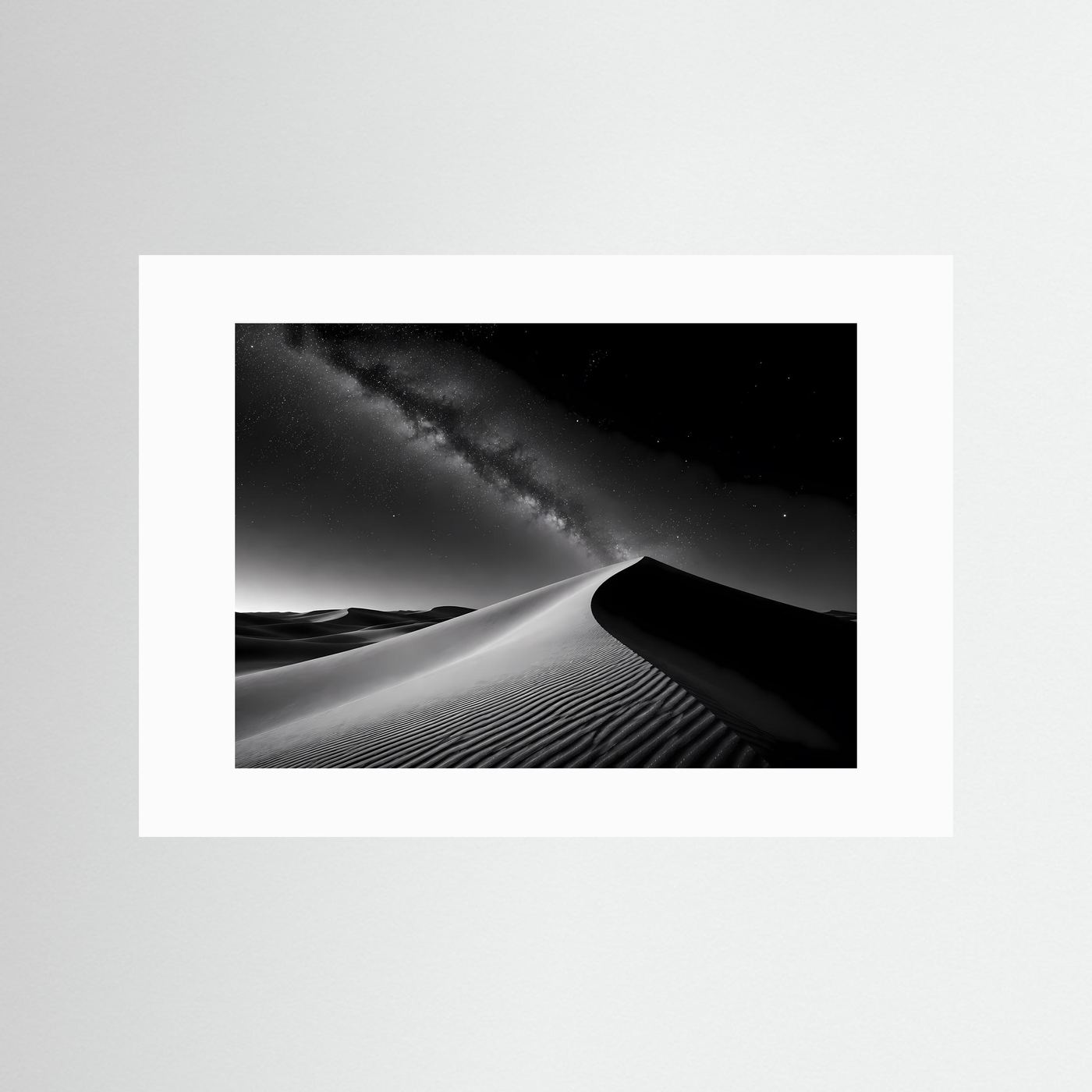 Wüste Poster Querformat | Schwarz Weiß Sanddünen mit Milchstraße & Sternenhimmel