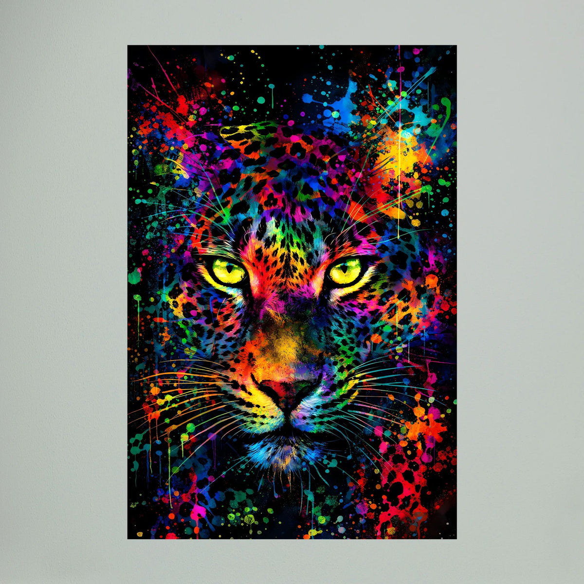 Poster mit Leopardenkopf in mehrfarbigem Neon-Splatter, leuchtende Augen, hochformat