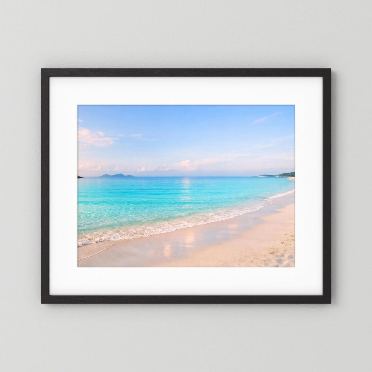 Strand-Wandbild mit schwarzem Rahmen und weißem Passepartout