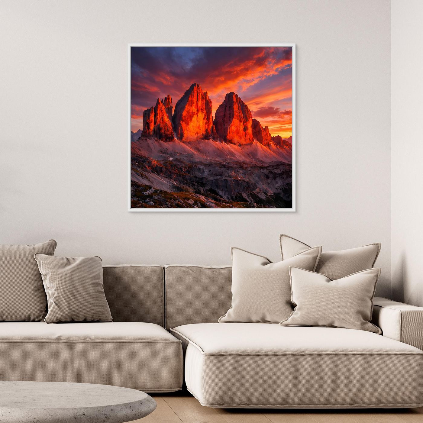Leinwandbild mit Bergsilhouetten bei Alpenglühen in Orange und Blau, mit weißem Rahmen