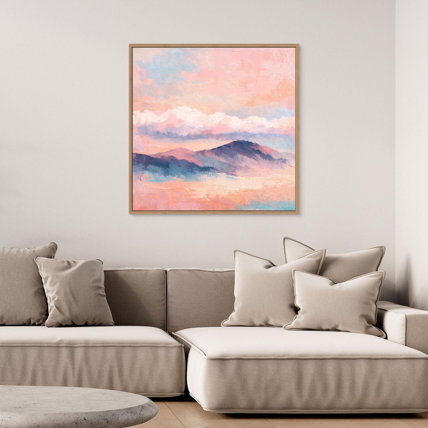 Leinwand-Wandbild mit pastellfarbener Bergkette und wolkigem Himmel, mit goldbraunem Rahmen