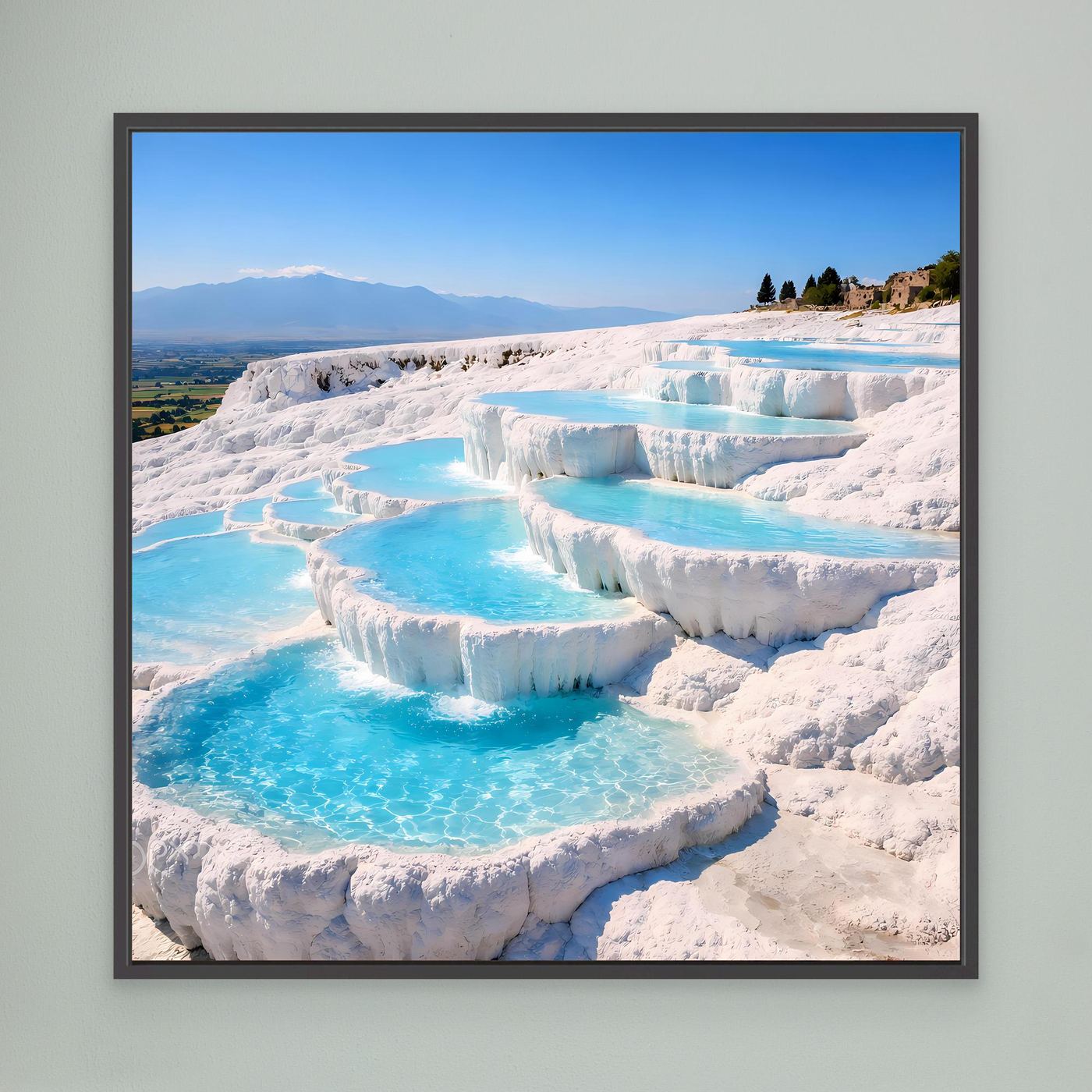 Leinwandbild mit türkisen Thermalbecken und weißen Kalkterrassen, mit schwarzem Rahmen