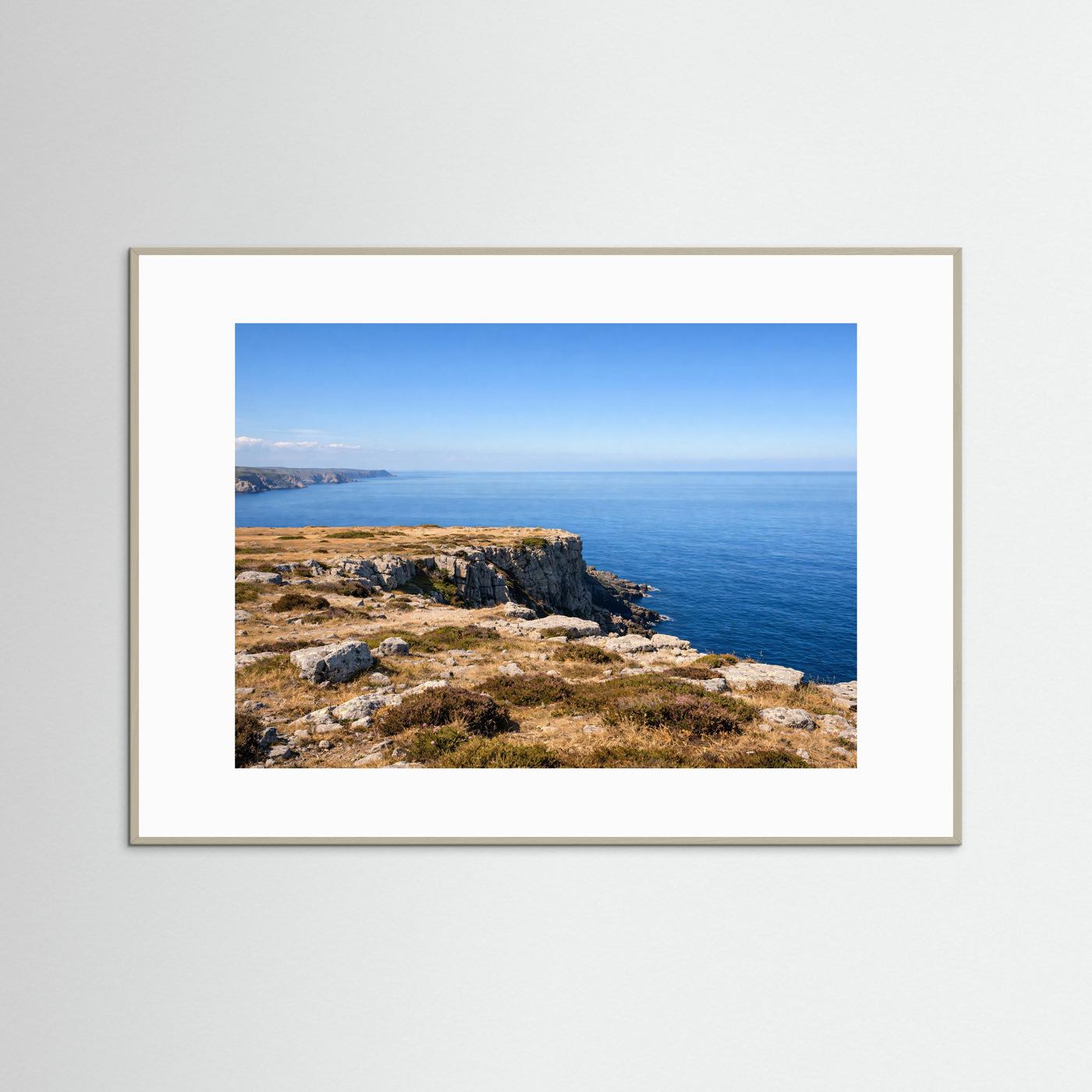 Küstenposter mit Steilküste und Meer, hellbrauner Rahmen