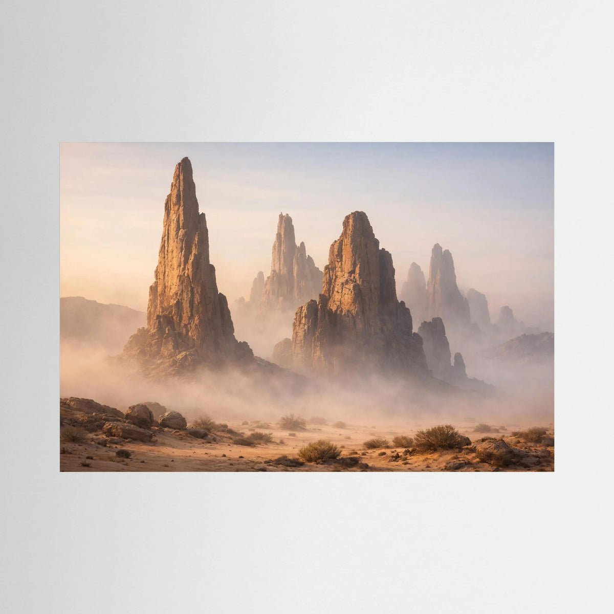 Wandposter im Querformat mit Felsformationen in Wüstennebel, goldbraune Töne