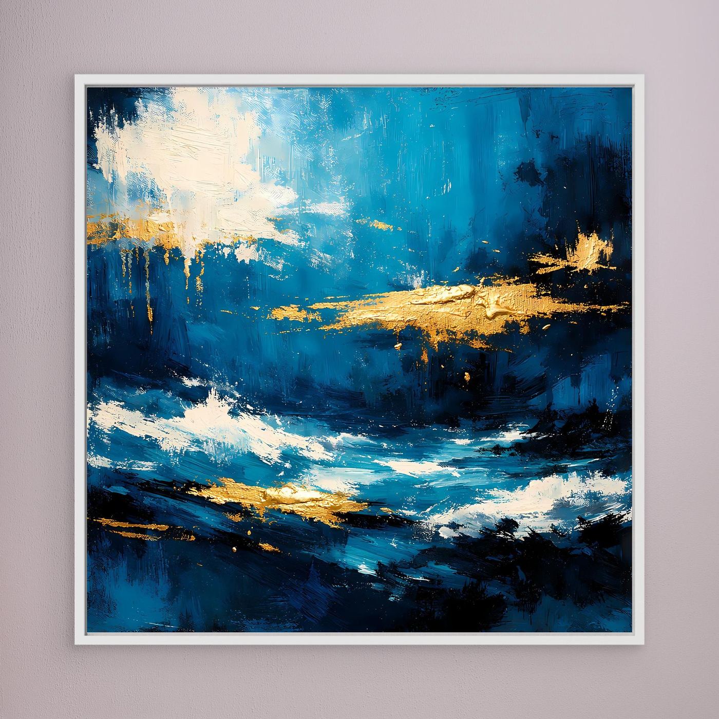 Leinwandbild mit abstrakten Meereswellen in Blau und Gold, kontrastreiche Pinselstriche, weißer Rahmen.