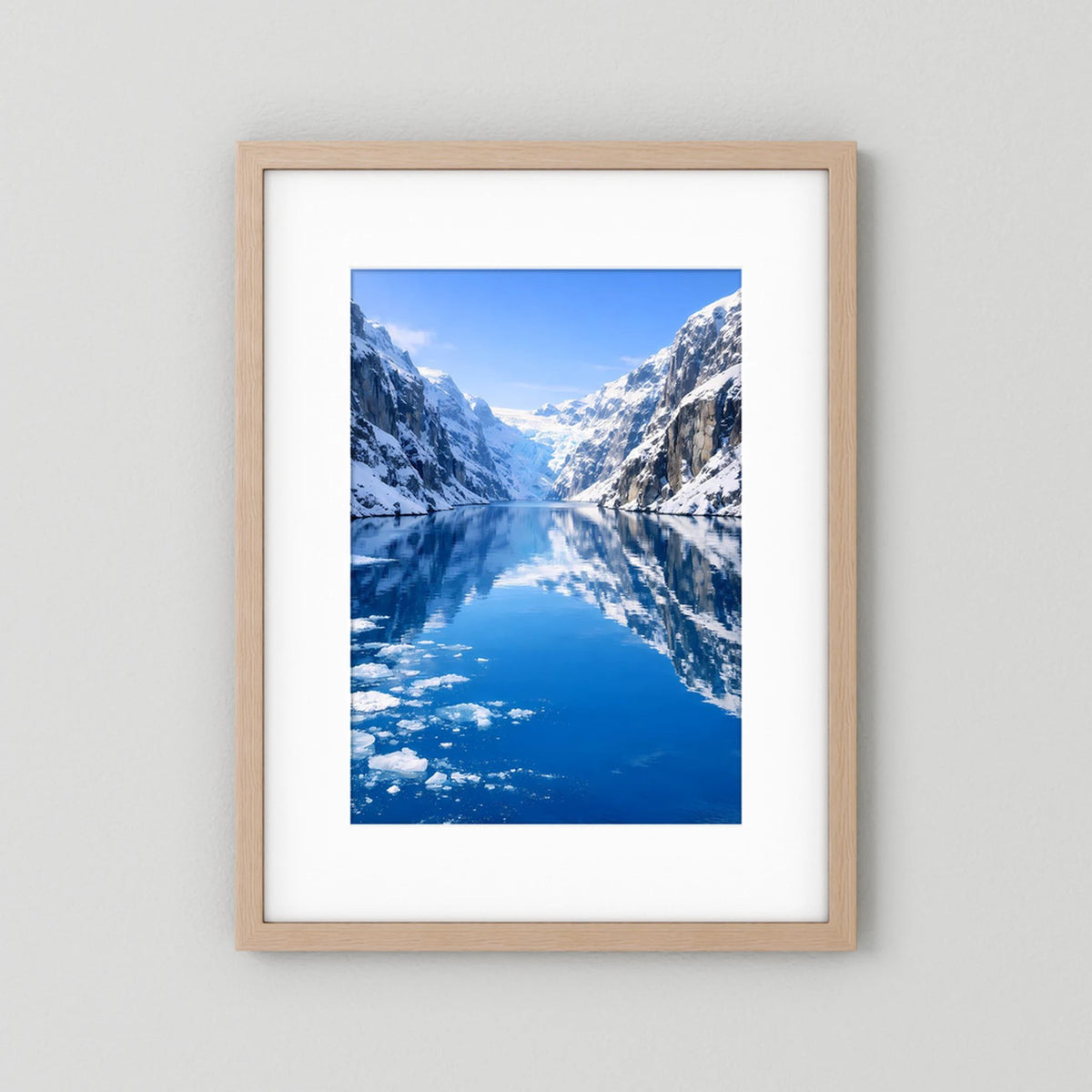 Gerahmtes Poster: Fjord mit Gletschereis in Blau, heller Holzrahmen, Hochformat.