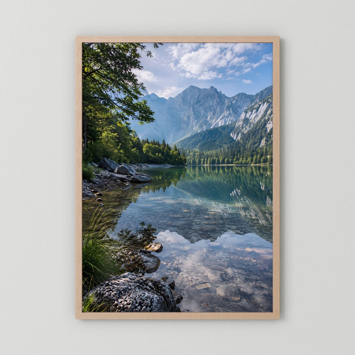 Hellholz gerahmtes Hochformat-Landschaftsposter mit Bergsee und Bergpanorama