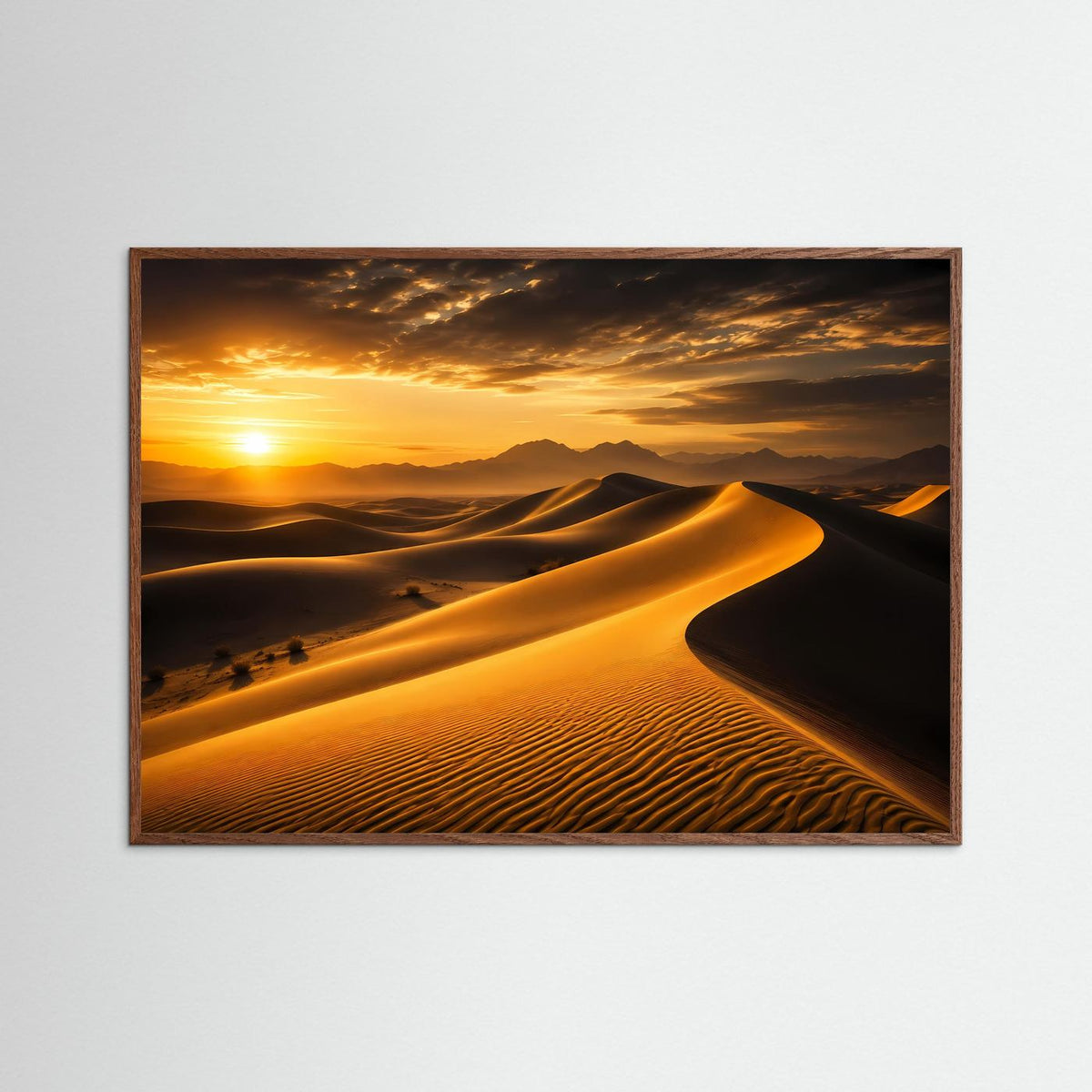Poster mit Wüstenlandschaft: goldene Dünenkurven, Sonnenuntergang, brauner Holzrahmen