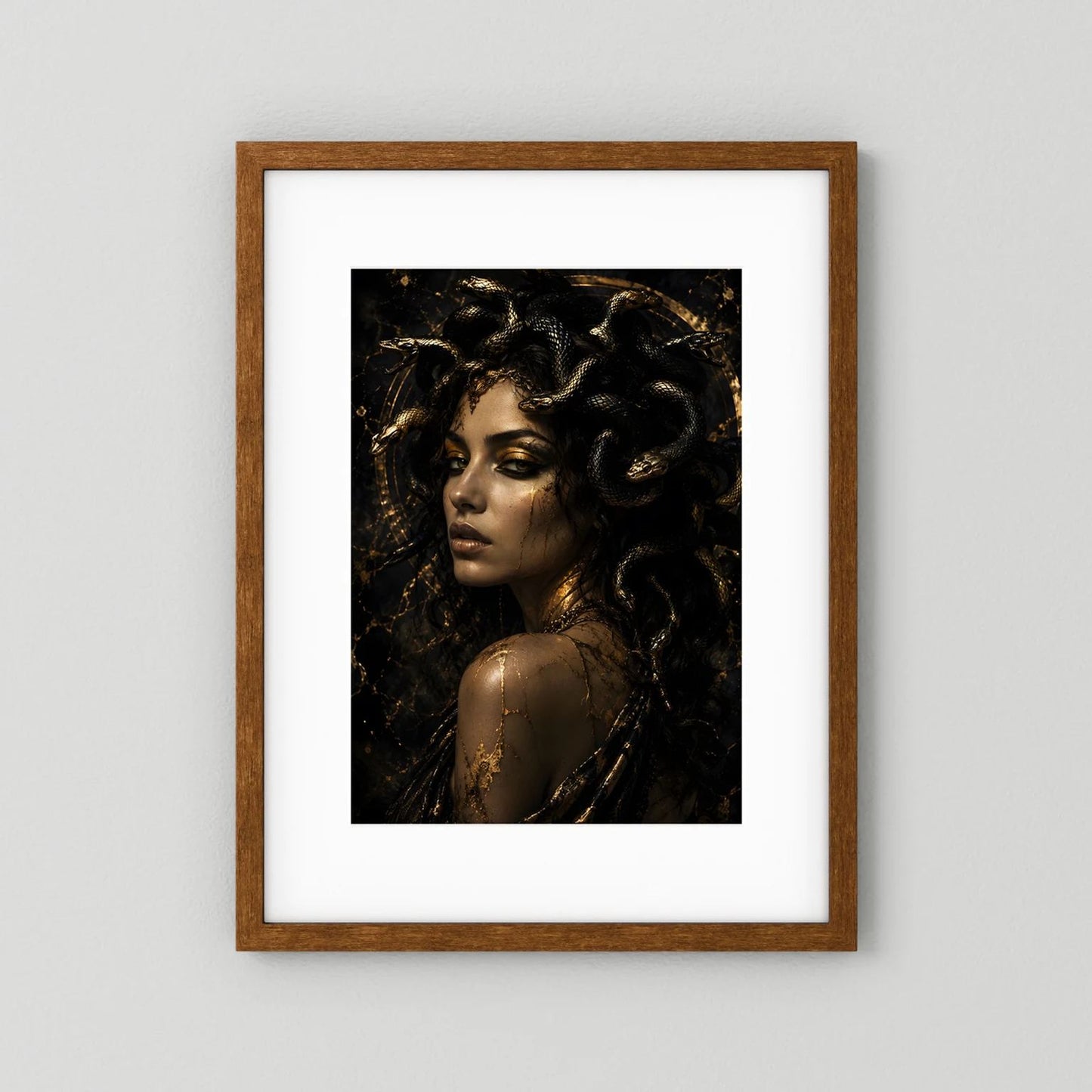 Poster mit Medusa-Frauenporträt in Schwarz-Gold, Schlangenhaar, Holzrahmen naturbraun