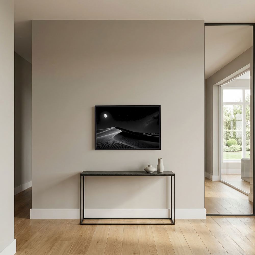 Wandposter im Querformat mit schwarzweißem Mondlicht über Sanddünen, schwarz gerahmt