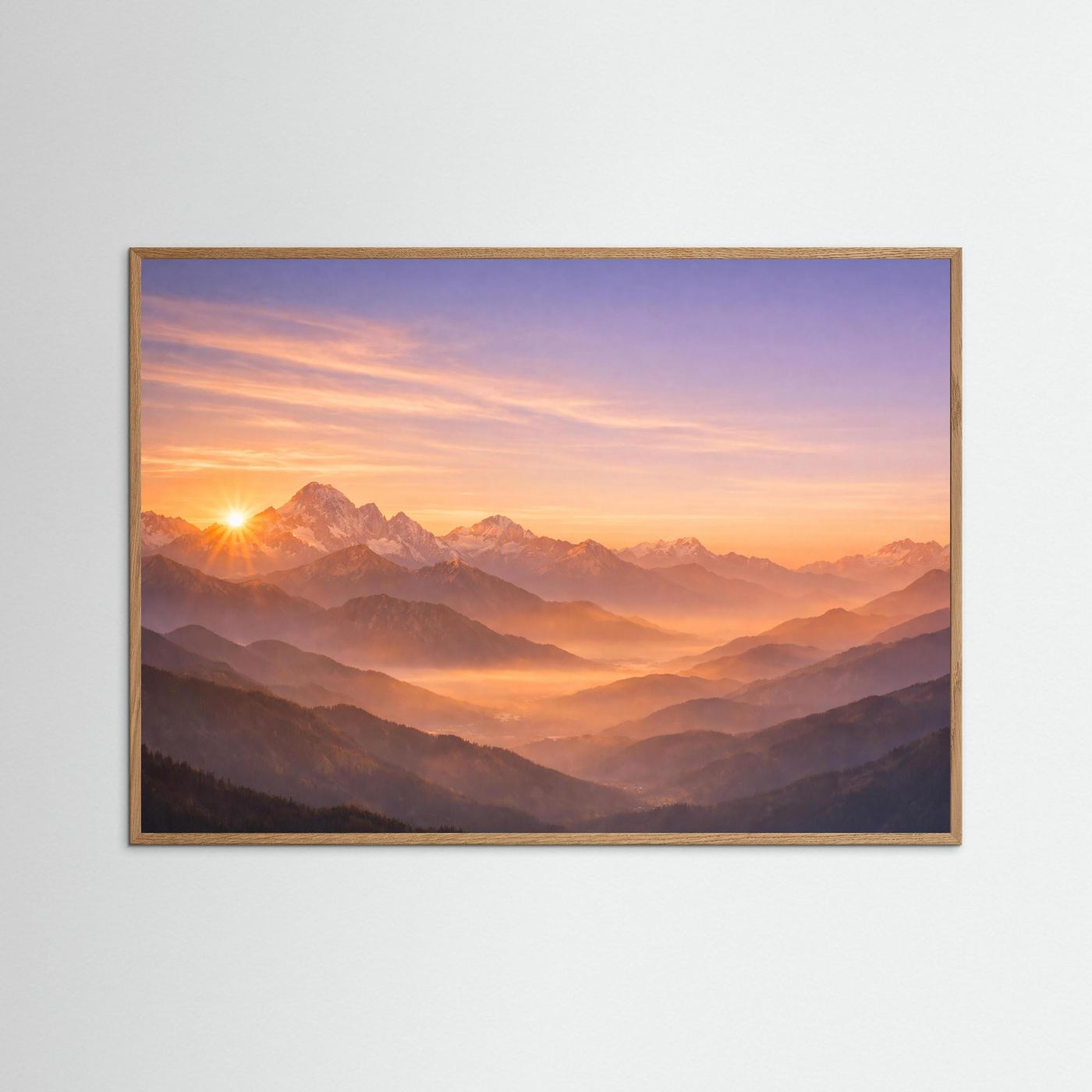 Querformatiges Alpen-Sonnenaufgangsposter im hellbraunen Holzrahmen
