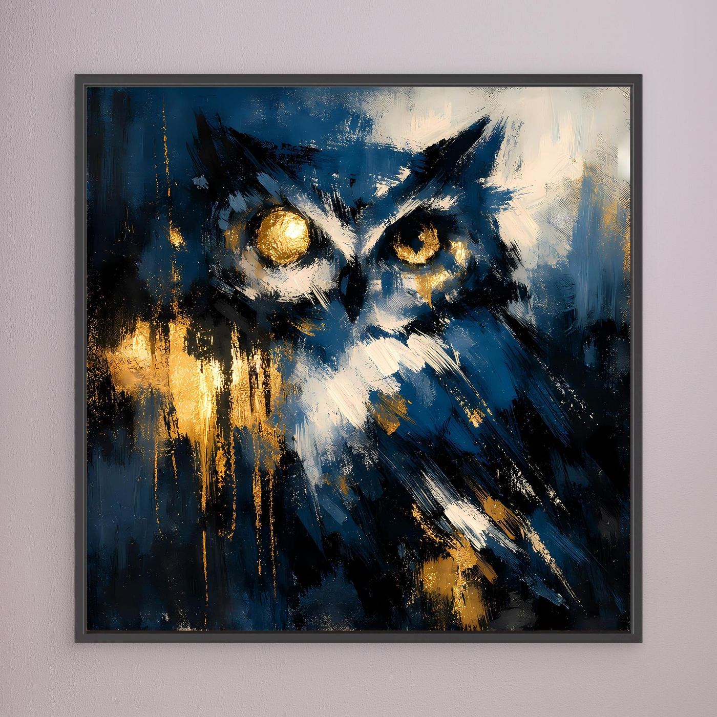 Abstraktes Eulen-Leinwandbild mit leuchtenden Augen in Blau und Gold, schwarz gerahmt