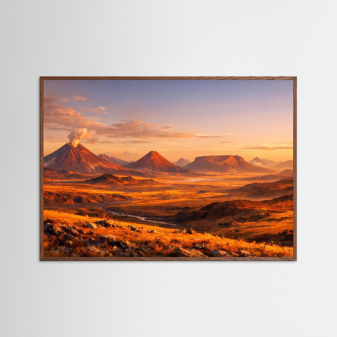 Querformatiges Vulkanlandschafts-Poster mit Bergen bei Sonnenuntergang, brauner Eichenrahmen