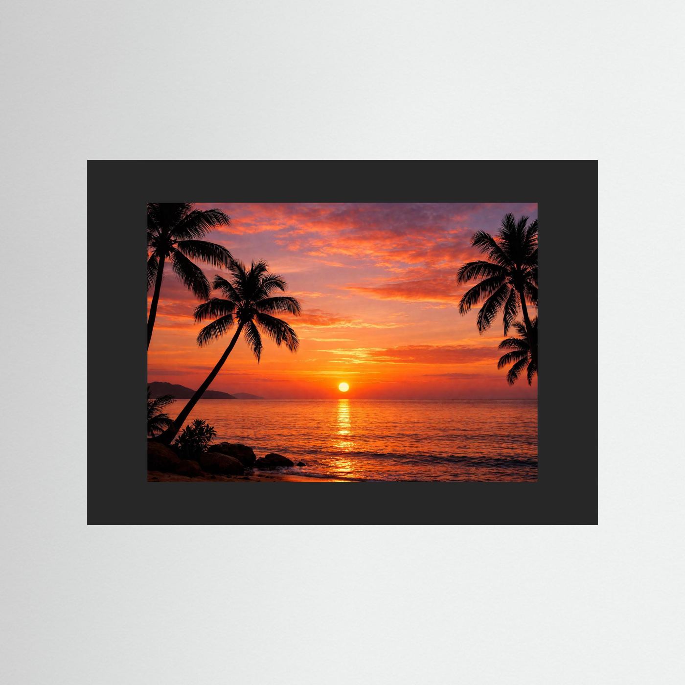 Poster mit Sonnenuntergang am Meer und Palmen-Silhouetten, in schwarzem Rahmen
